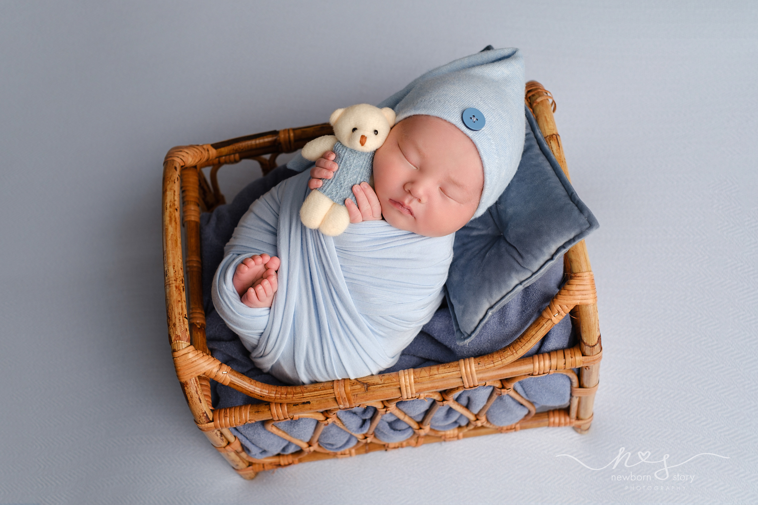 NEWBORN PHOTOGRAPHY. Newborn, Sitter and Cake Smash Photographer in Doha, Qatar
