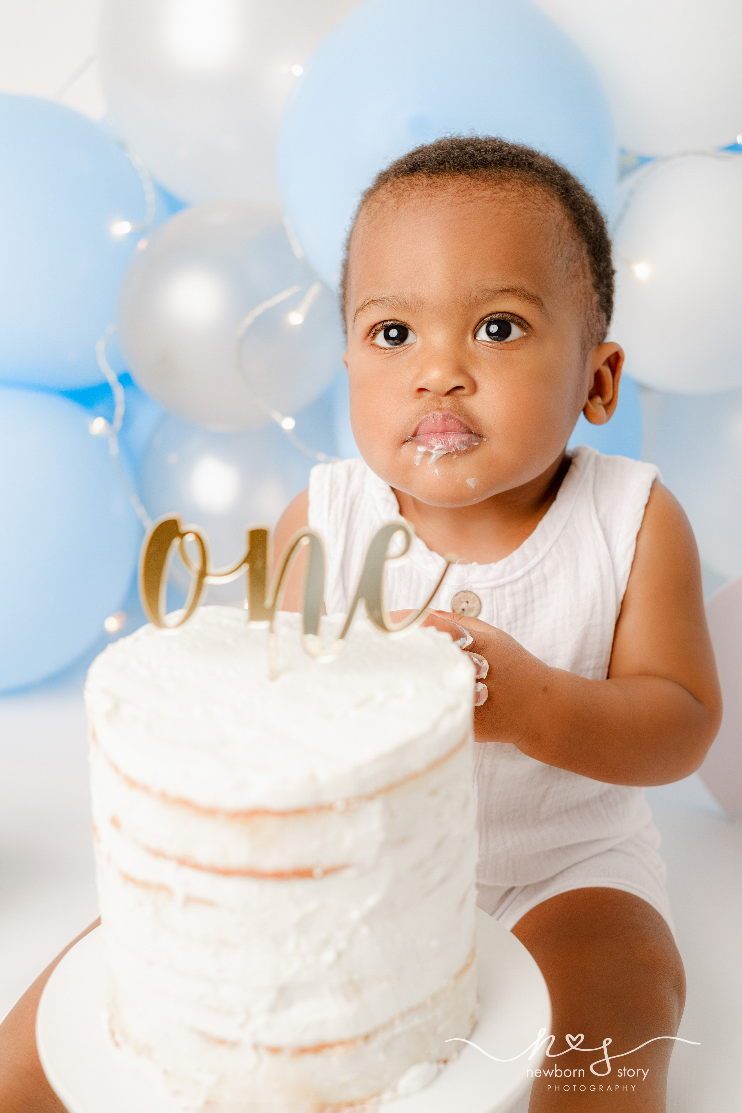 CAKE SMASH PHOTOGRAPHY. Newborn, Sitter and Cake Smash Photographer in Doha, Qatar