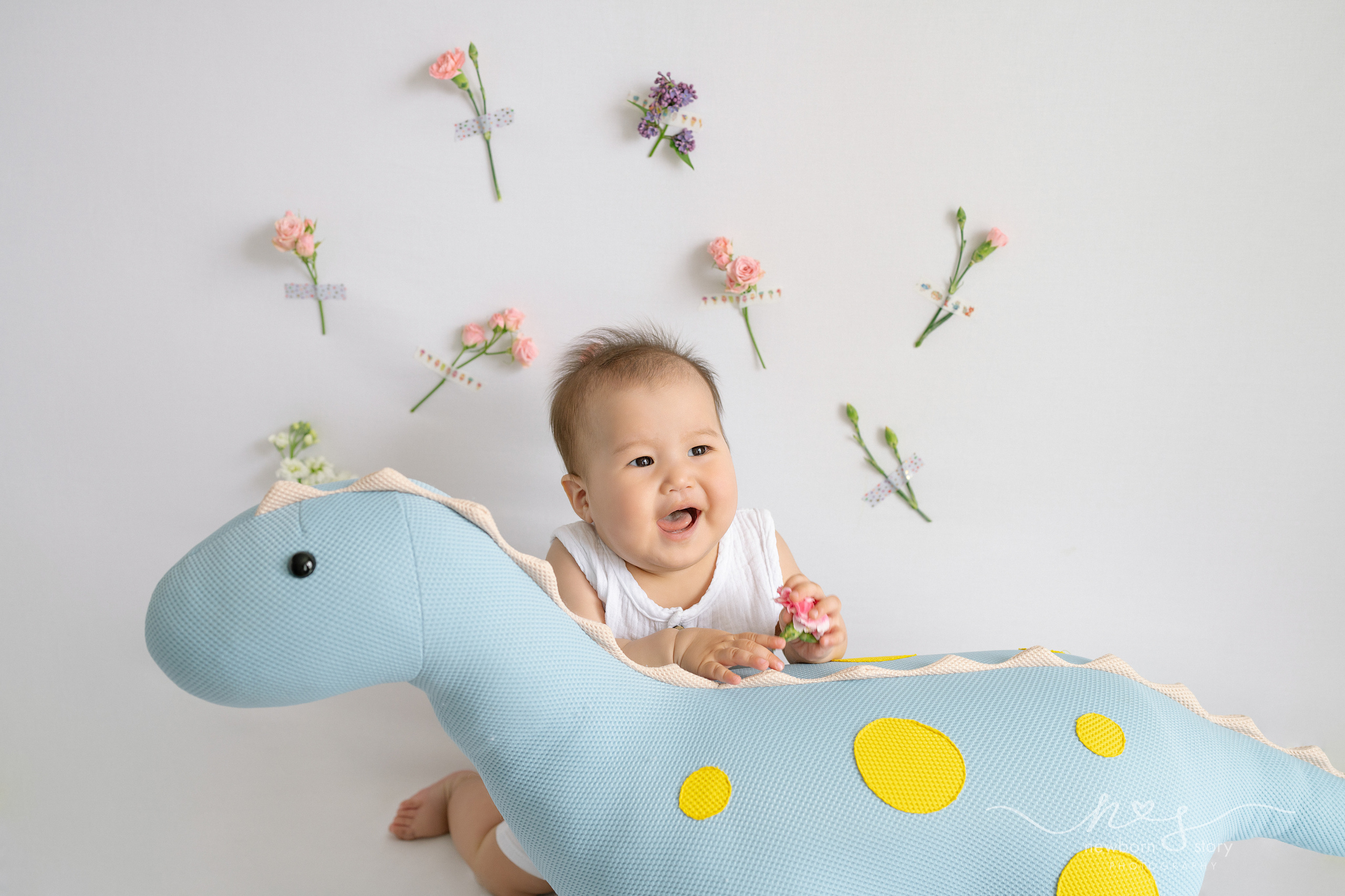 SITTER PHOTOGRAPHY. Newborn, Sitter and Cake Smash Photographer in Doha, Qatar