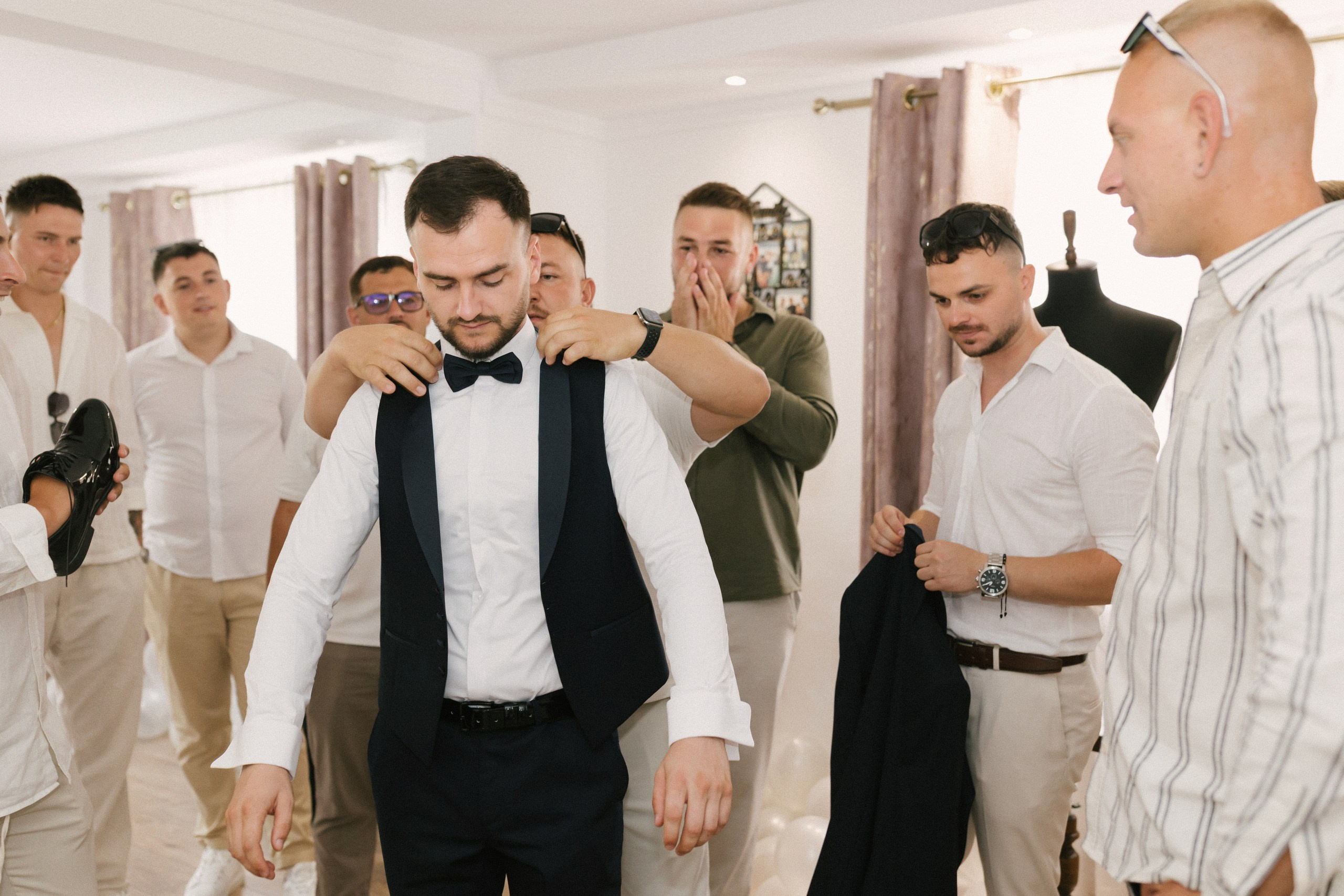 1. Mireasa Adriana în timpul pregătirilor de nuntă în Tudora Botoșani2. Costumul mirelui Ionuț fotografiat artistic în ziua nunții3. Prietenii mirelui la tradițiile de nuntă în Tudora4. Bărbieritul mirelui în cadrul obiceiurilor tradiționale de nuntă5. Fotografii de familie la biserică în ziua nunții6. Portret de familie cu mirii și copilul lor la nunta din Botoșani7. Primul dans al mirilor la Mariage Dor Baisa Botoșani8. Decor elegant de nuntă la Mariage Dor Baisa9. Emoții și tradiții la nunta din Tudora județul Botoșani10. Fotograf profesionist de nuntă în Botoșani surprinzând momente autentice - otograf-nunta-botosanifotograf-evenimente-botosanifotograf-profesionist-botosanifotograf-nunta-tudoranunta-tudora-botosanisedinta-foto-nunta-botosanipoze-nunta-botosanifotografii-nunta-tudorafotograf-cununie-religioasa-botosanibiserica-sfintii-imparati-constantin-si-elena-tudoramariage-dor-baisa-botosanirestaurant-nunta-botosanidansul-mirilor-mariage-dorpregatiri-mire-botosanipregatiri-mireasa-botosanitraditii-nunta-moldovaobiceiuri-nunta-tudorafotograf-familie-nunta-botosaniportret-miri-botosanigalerie-foto-nunta-botosanialbum-foto-nunta-botosaninunta-eleganta-botosaninunta-cu-traditii-botosanifotograf-premium-nunta-botosaniservicii-foto-video-botosanipoveste-de-nunta-botosanifotograf-documentar-nuntafotograf-natural-emotionalmiri-ionut-si-adriananunta-autentica-tudora -otograf-nunta-botosanifotograf-nunta-tudoranunta-tudora-botosanifotograf-evenimente-botosanifotograf-profesionist-botosaniservicii-foto-video-botosanigalerie-foto-nunta-botosanialbum-foto-nunta-botosani - nunta-autentica-botosaninunta-cu-traditii-botosanipoveste-de-nunta-botosanifotografii-emotionante-nuntamomente-autentice-nuntafotografie-documentara-nuntafotograf-natural-nunta- pregatiri-miri-tudorabiserica-tudora-botosanicununie-religioasa-tudoramariage-dor-baisa-botosanipetrecere-nunta-botosanivalsul-mirilor-botosani - alino-foto-studio-botosaniionut-si-adriana-nunta-tudorafotograf-alin-chirila-botosani