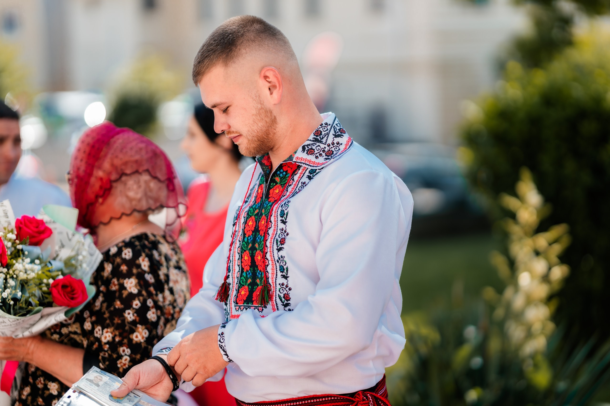 Fotograf stare civilă Siret – Andrei & Andreea în ie tradițională din Bucovina | AlinoFotoStudio