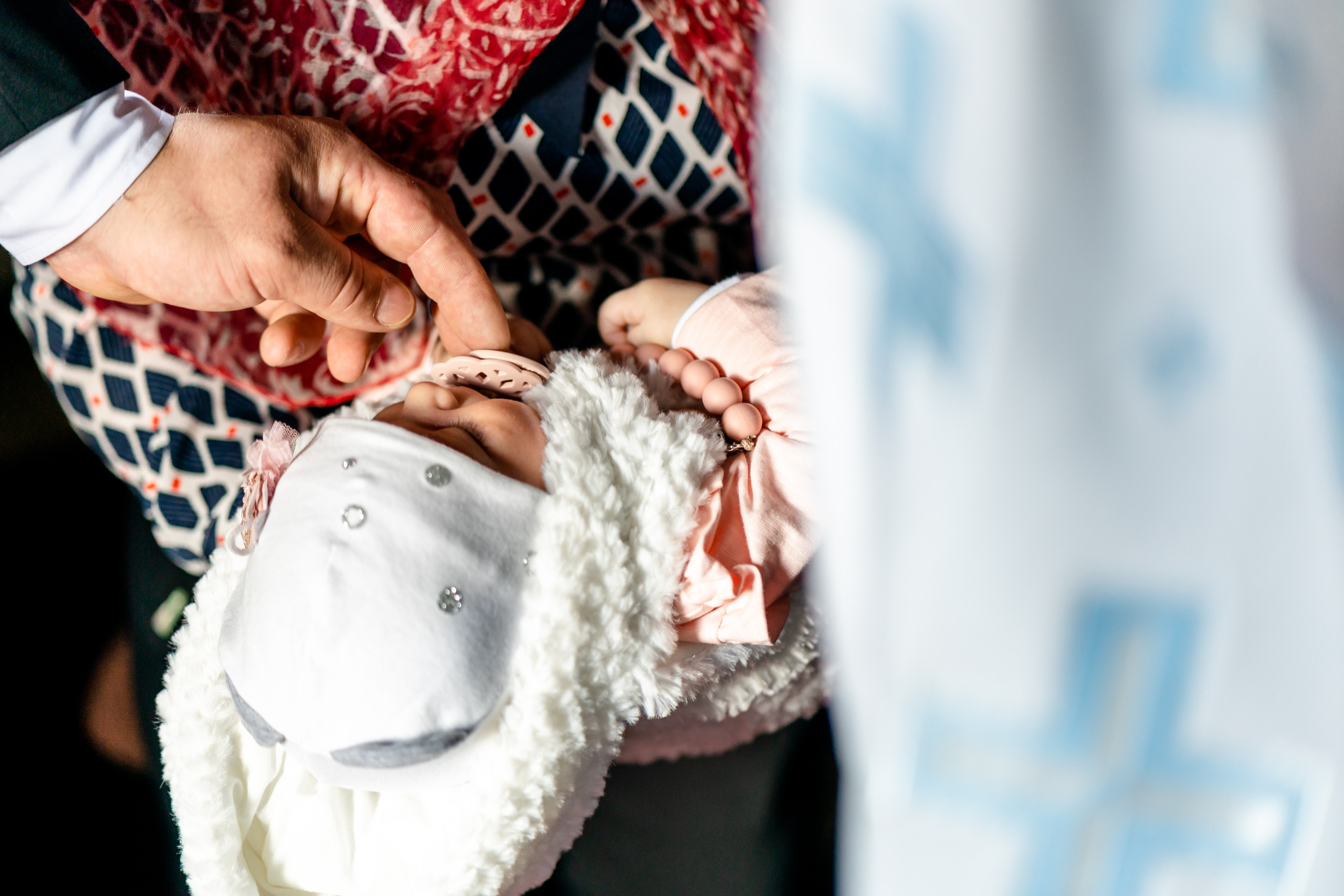 “Bebeluș botezat în biserică, ținut în brațe de nași”	•	“Detaliu cu lumânarea de botez decorată cu flori albe”	•	“Părinți emoționați alături de copilul lor la ceremonia de botez”	•	“Masa festivă de botez cu decor tematic și tort personalizat”	•	“Momentul în care preotul toarnă apă sfințită pe fruntea bebelușului”	“Bebeluș în rochie albă de botez, zâmbind în brațele mamei”	•	“Detaliu cu cruciulița de botez așezată pe o pernă de satin”	•	“Părinți și nași aprinzând lumânările în timpul ceremoniei de botez”	•	“Tort de botez decorat cu figurine tematice și numele copilului”	•	“Copil botezat dormind liniștit în pătuțul decorat festiv”	•	“Momentul în care preotul binecuvântează copilul în fața altarului”	•	“Invitați adunându-se în jurul mesei festive la petrecerea de botez”	•	“Bebeluș ținând în mână o jucărie personalizată primită la botez”	•	“Familie fericită pozând împreună după ceremonia de botez”	•	“Decor tematic cu baloane și flori la locația petrecerii de botez” fotograf Botoșani fotograf evenimente fotograf botez Alin Chirila fotograf alinofotostudio,- Preotul ținându-l pe micuțul Mathias Gabriel la botez, în biserica Înălțarea Domnului, Copălău  - Detalii de la botezul lui Mathias – lumânare, trusou și icoană  - Familia lui Mathias Gabriel alături de micuț, în ziua botezului  - Portret emoționant cu mama și bebelușul în brațe, în biserică,fotograf profesionist evenimente Botoșani, Iași, Suceava, Fălticeni, Bacău, Pașcani, Roman - AlinoFotoStudio by Alin Chirilă - servicii foto nuntă, botez, cununie, ședințe foto creative, albume personalizate, fotografii emoționante și calitative pentru cele mai importante momente din viață,fotograf nuntă Botoșani Alin Chirilă,  ședință foto botez Iași - AlinoFotoStudio,  servicii fotograf profesionist evenimente Suceava,  fotograf cununie civilă Fălticeni - Alin Chirilă,  album foto nuntă personalizat Bacău.“Bebeluș botezat în biserică, ținut în brațe de nași”	•	“Detaliu cu lumânarea de botez decorată cu flori albe”	•	“Părinți emoționați alături de copilul lor la ceremonia de botez”	•	“Masa festivă de botez cu decor tematic și tort personalizat”	•	“Momentul în care preotul toarnă apă sfințită pe fruntea bebelușului”	“Bebeluș în rochie albă de botez, zâmbind în brațele mamei”	•	“Detaliu cu cruciulița de botez așezată pe o pernă de satin”	•	“Părinți și nași aprinzând lumânările în timpul ceremoniei de botez”	•	“Tort de botez decorat cu figurine tematice și numele copilului”	•	“Copil botezat dormind liniștit în pătuțul decorat festiv”	•	“Momentul în care preotul binecuvântează copilul în fața altarului”	•	“Invitați adunându-se în jurul mesei festive la petrecerea de botez”	•	“Bebeluș ținând în mână o jucărie personalizată primită la botez”	•	“Familie fericită pozând împreună după ceremonia de botez”	•	“Decor tematic cu baloane și flori la locația petrecerii de botez” fotograf Botoșani fotograf evenimente fotograf botez Alin Chirila fotograf alinofotostudio.fotograf botez Amelis Maria, fotografie botez Botoșani, fotograf Alin Chirilă, amintiri botez, fotografii botez, botez Amelis Maria, fotograf copii, fotografie botez în Botoșani,