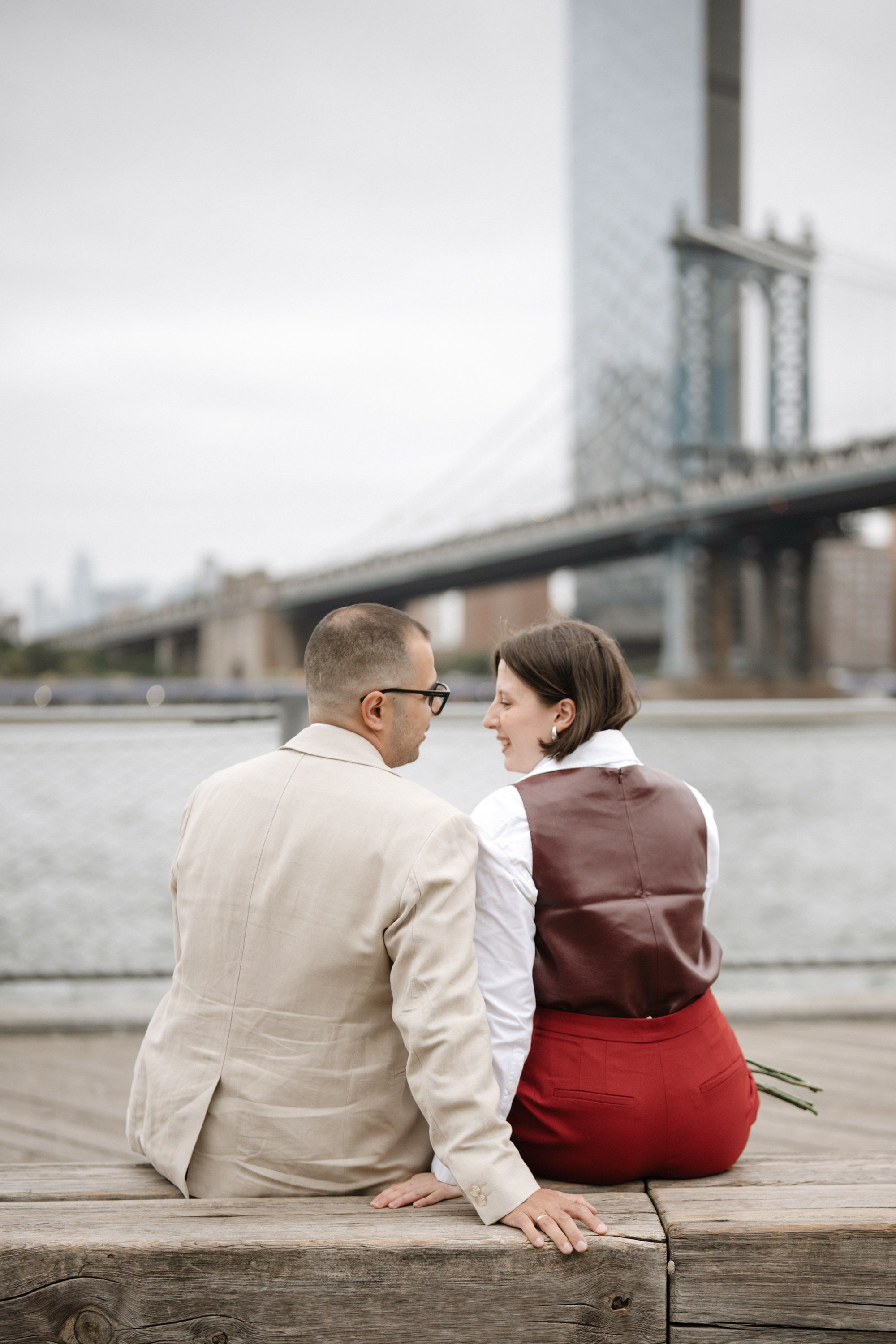 Couple in Dumbo. Portrait and wedding photographer in New York