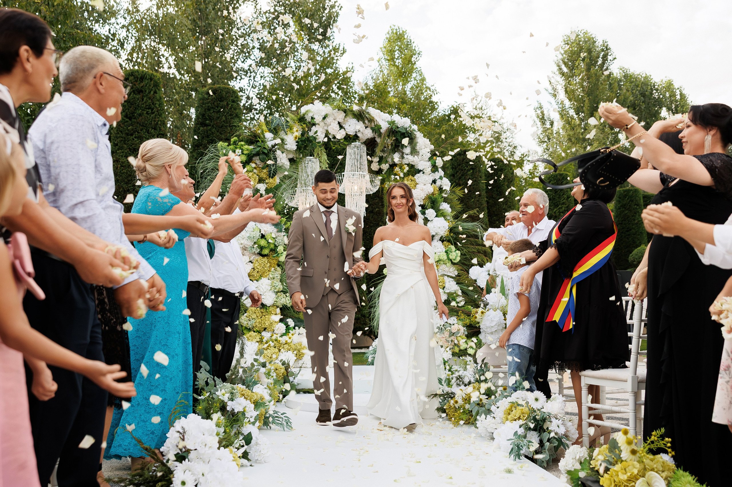 Eugen & Livia — Grand Elysee — Wedding Day. Servicii Foto și Video 067188353