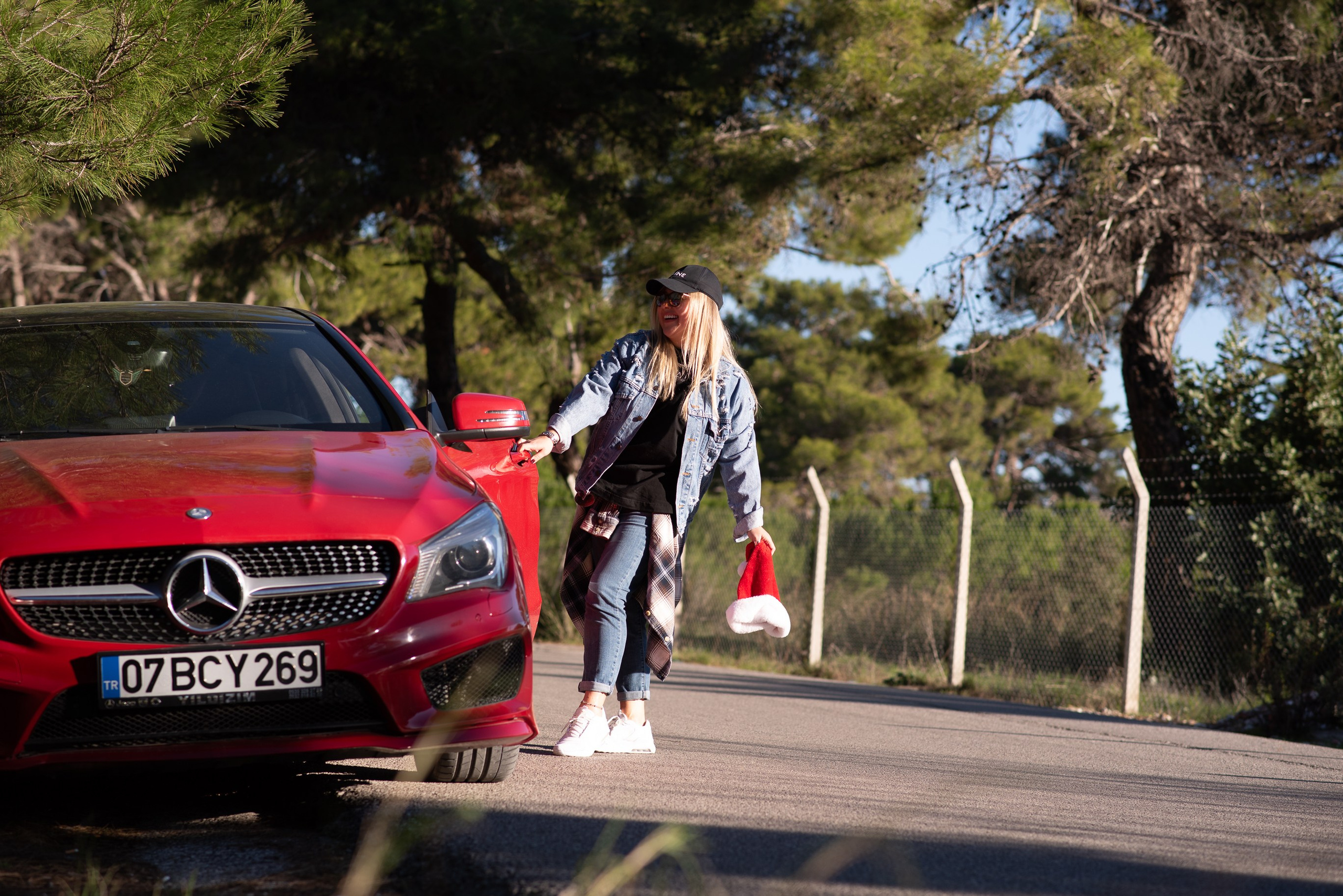 Природа Анталии, автофотосессия, девушка за рулем красного автомобиля, солнечный день в Анталии