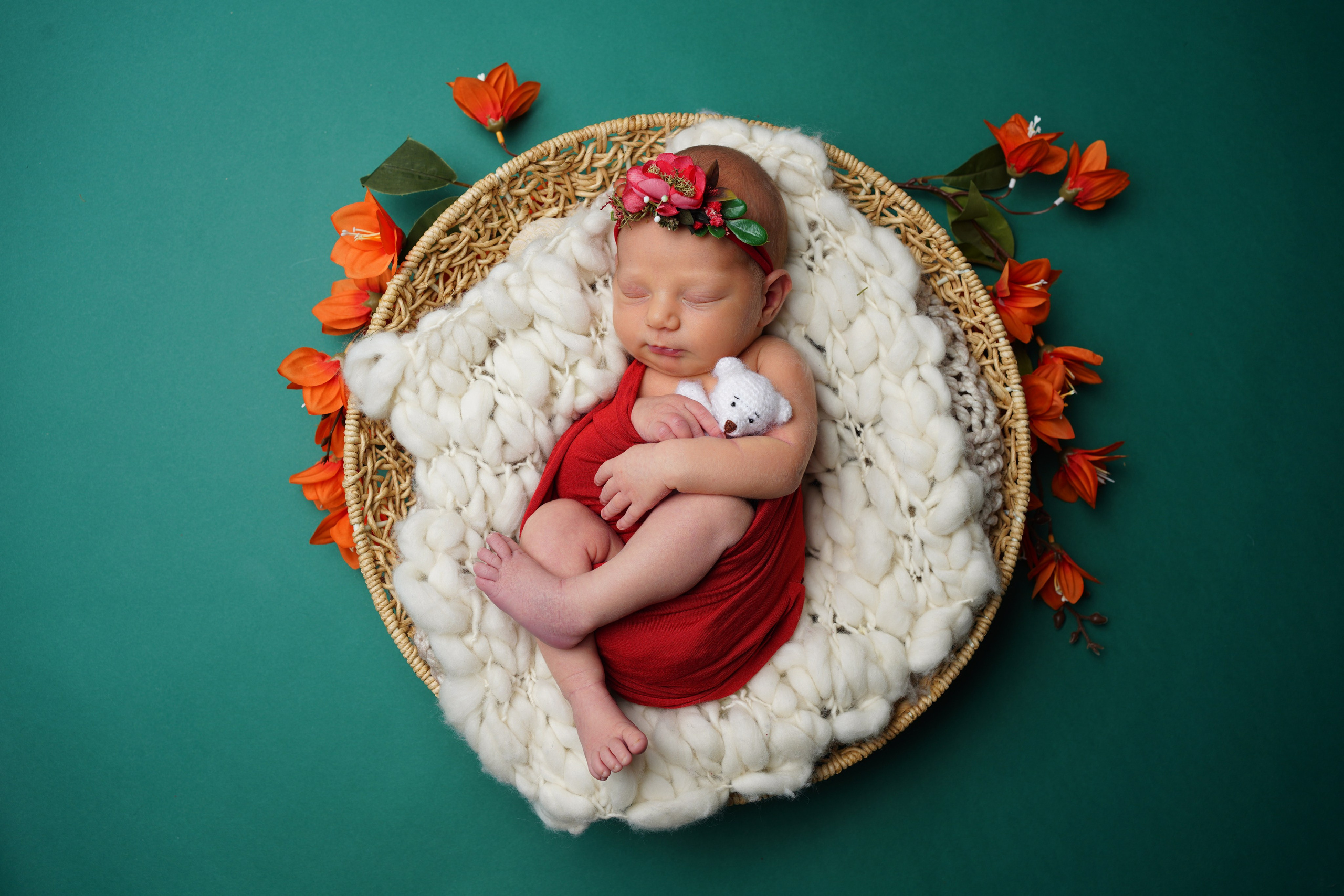 Ein schlafendes Baby, umgeben von Blumen, symbolisiert das Wachstum und die Pracht des neuen Lebens