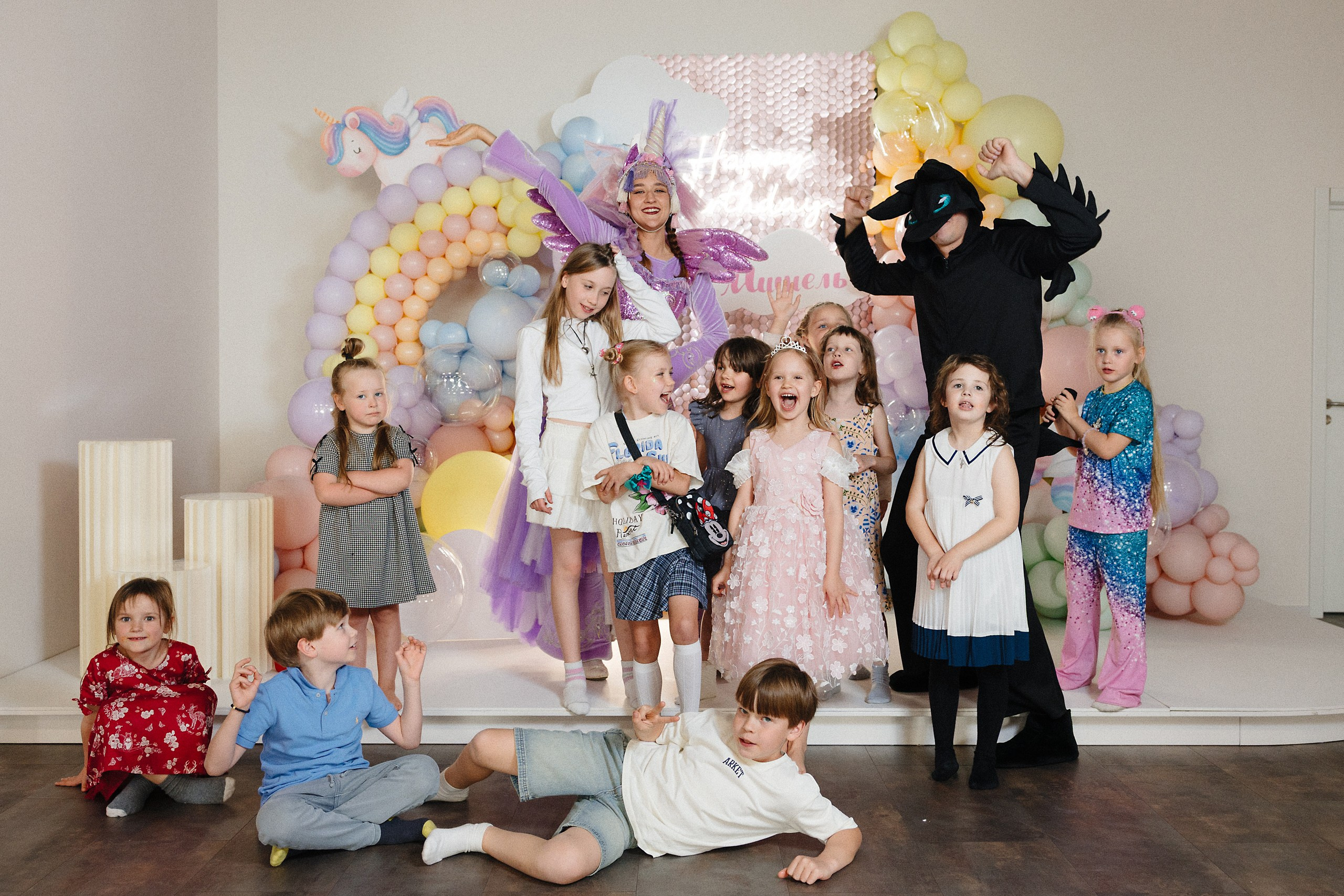 Фотосъёмка детского дня рождения 6 лет — Беззубик, Единорог и волшебная комната с Лабубу. Евгений Тимофеев | Свадебный и контент-фотограф и видеограф в Риге