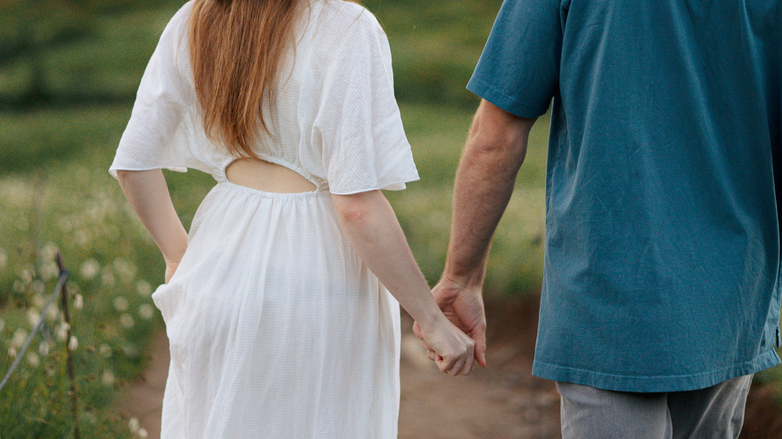 Embrace of Wildflowers. Family photographer Oregon — Washington
