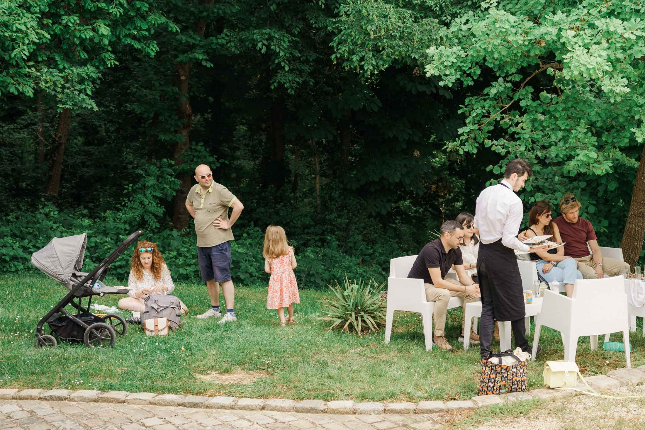 A Relaxed Day-After BBQ Party in France | Destination Wedding Photographer. StudioHappyMoment | Hääkuvaaja Helsinki, tunteikas ja dokumentaarinen kuvaus