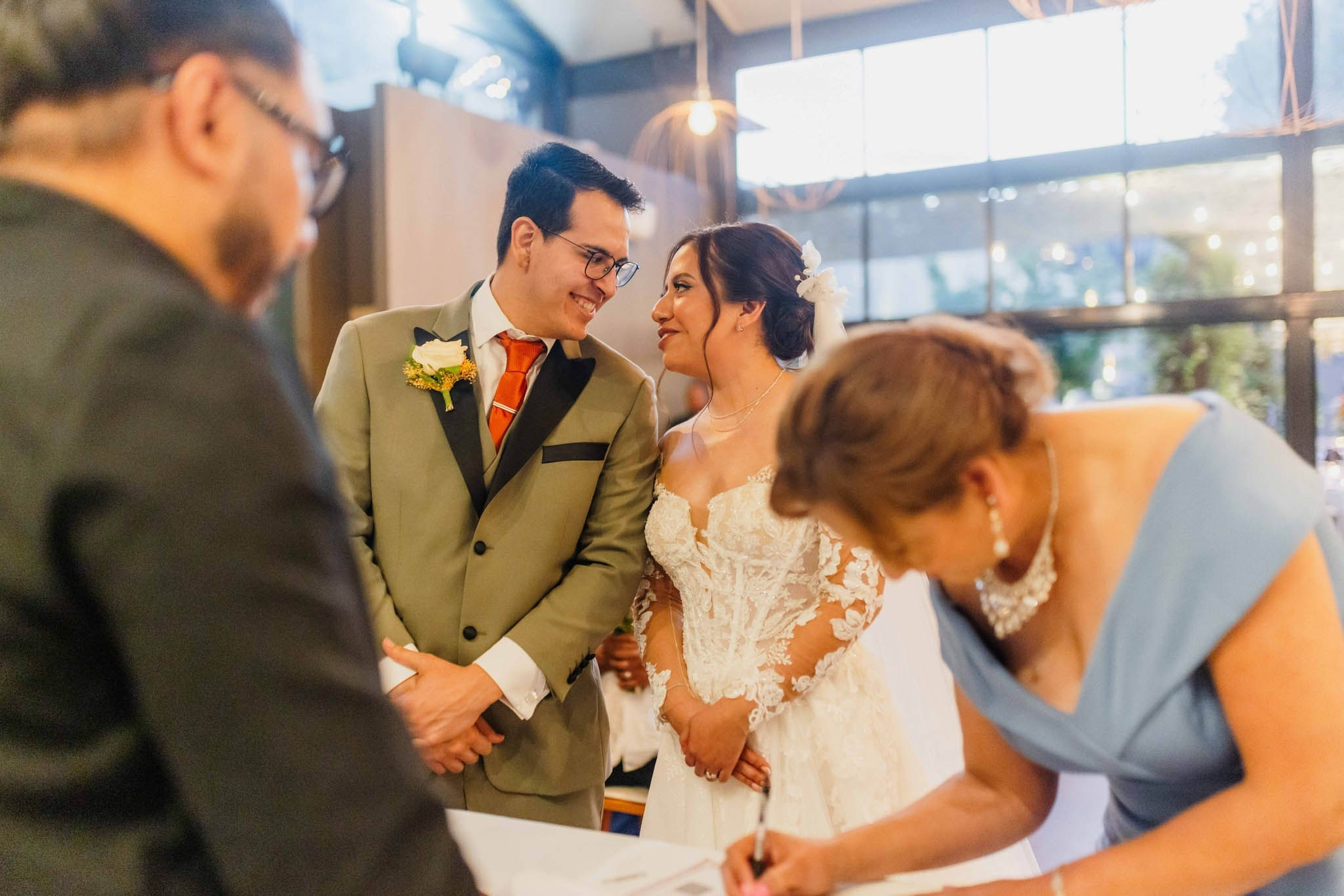 firma de acta de matrimonio en boda civil en Tijuana Baja California novios y testigos