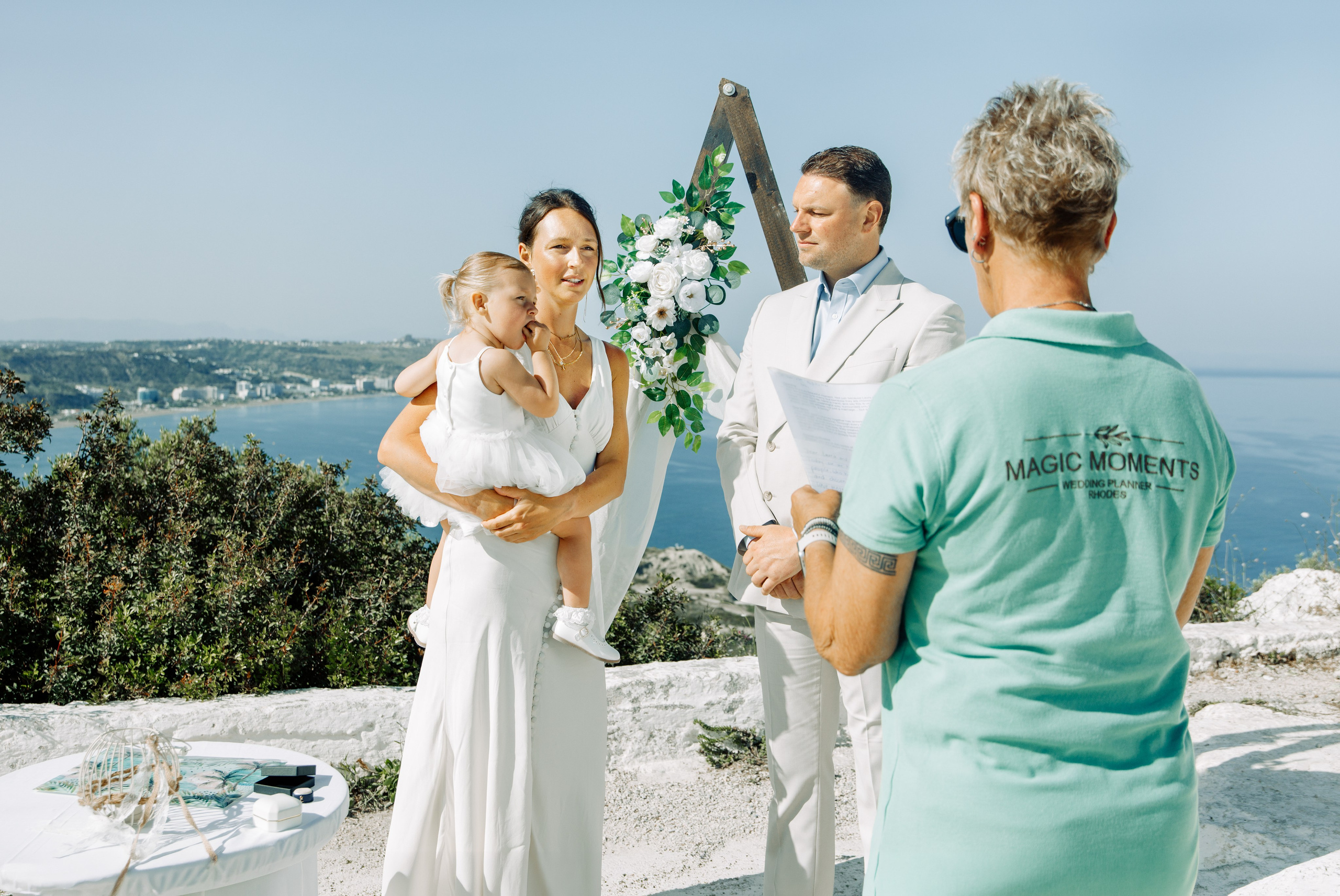 Ring exchange ceremony. Portrait- und Hochzeitsfotografin Irene Art Photo mit Sitz auf der griechischen Insel Rhodos