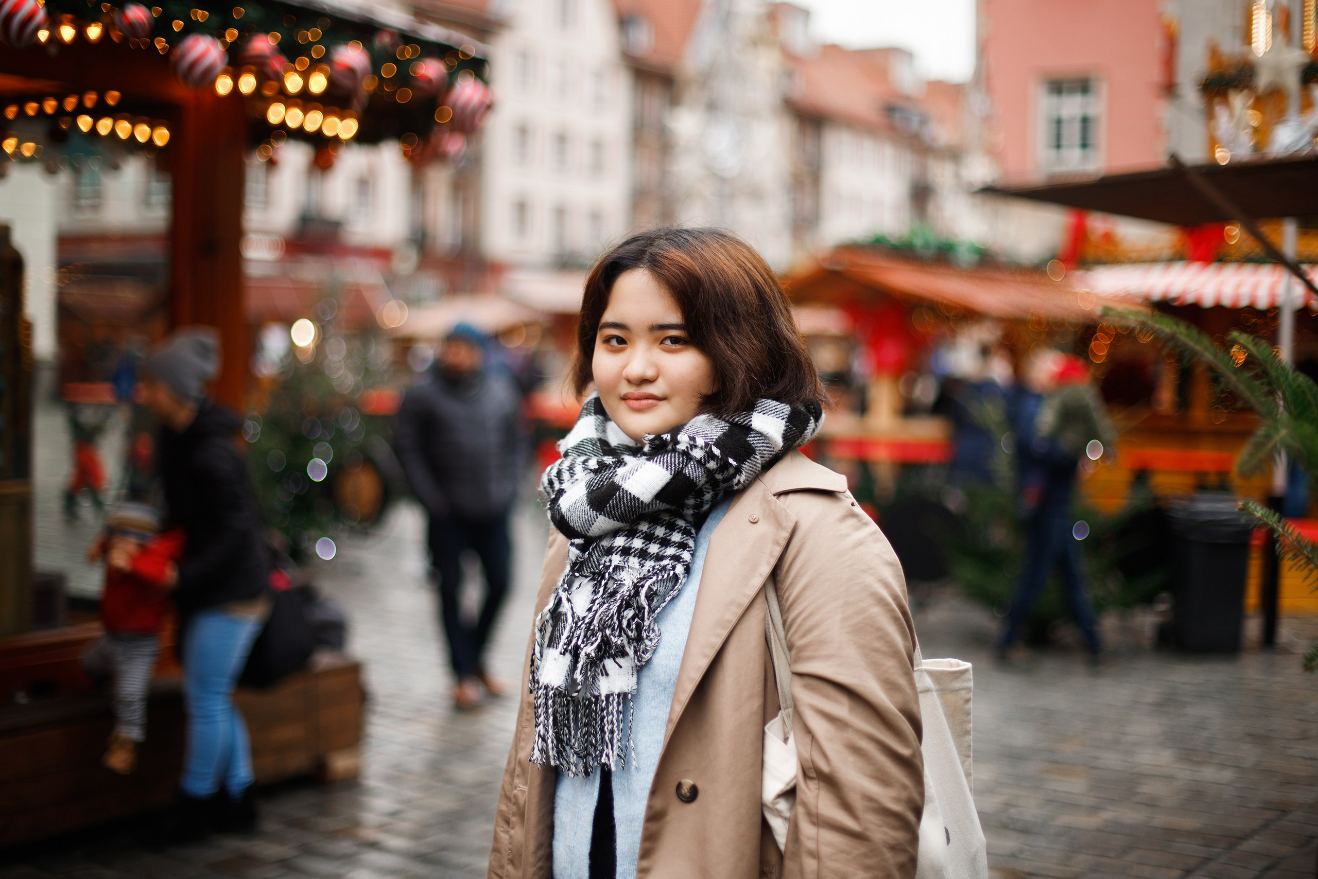 Misaki at christmas market. Kaja | fotograf psów we Wrocławiu