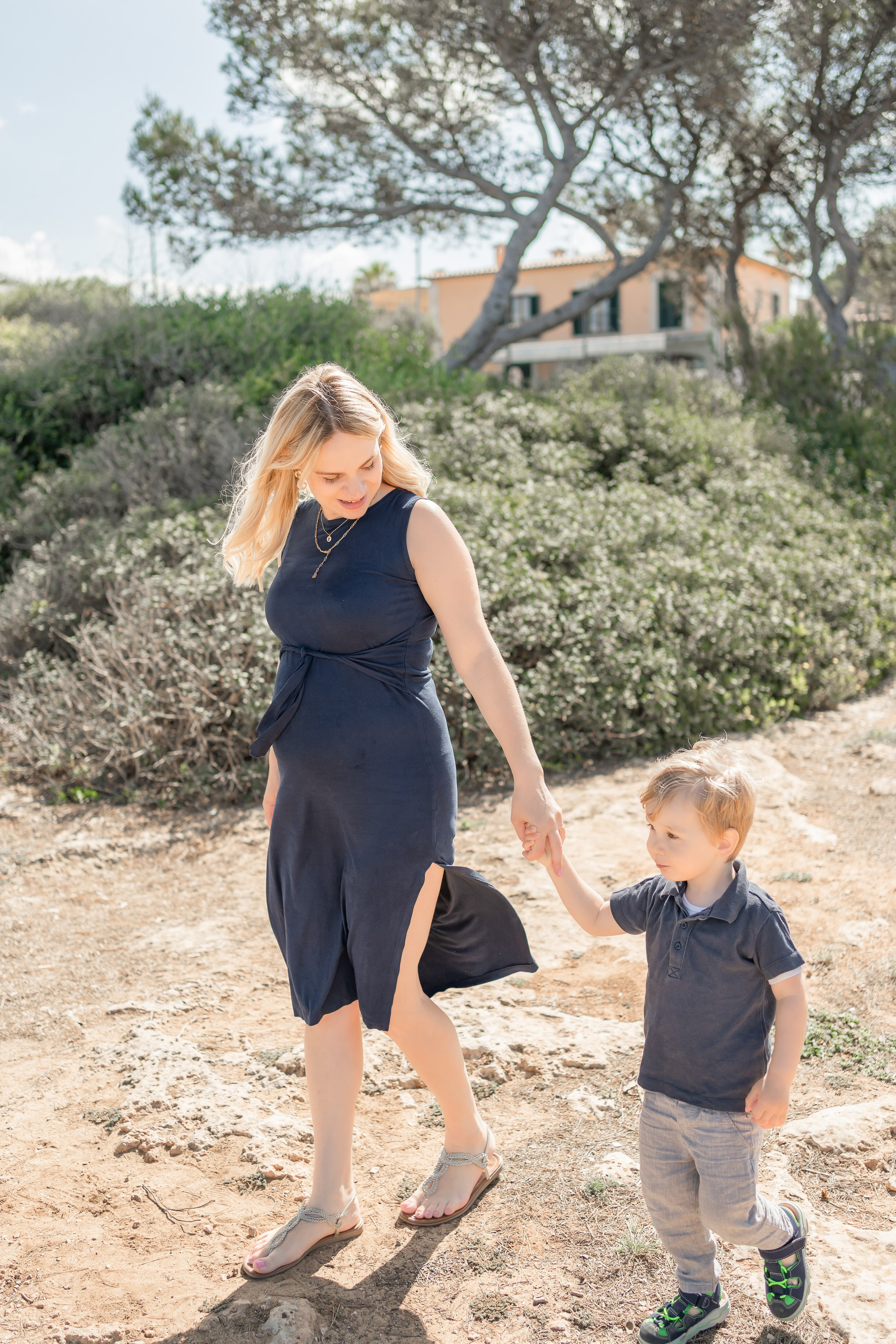 Babybauch-Shooting am Meer auf Mallorca mit Familie. Deine Fotografin auf Mallorca für Familien und Business