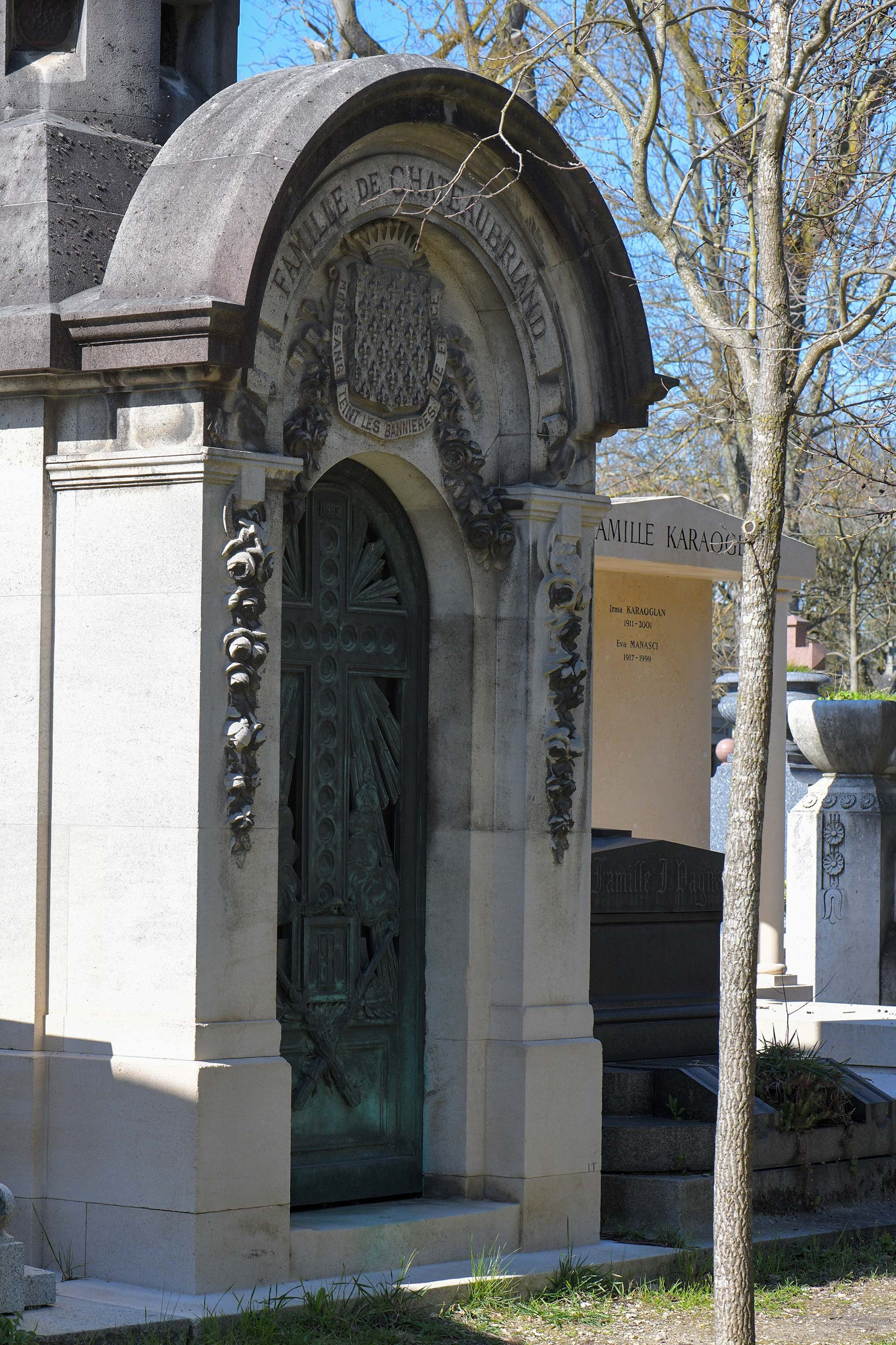 Père Lachaise Cemetery in Paris | Famous Graves & Photography Guide