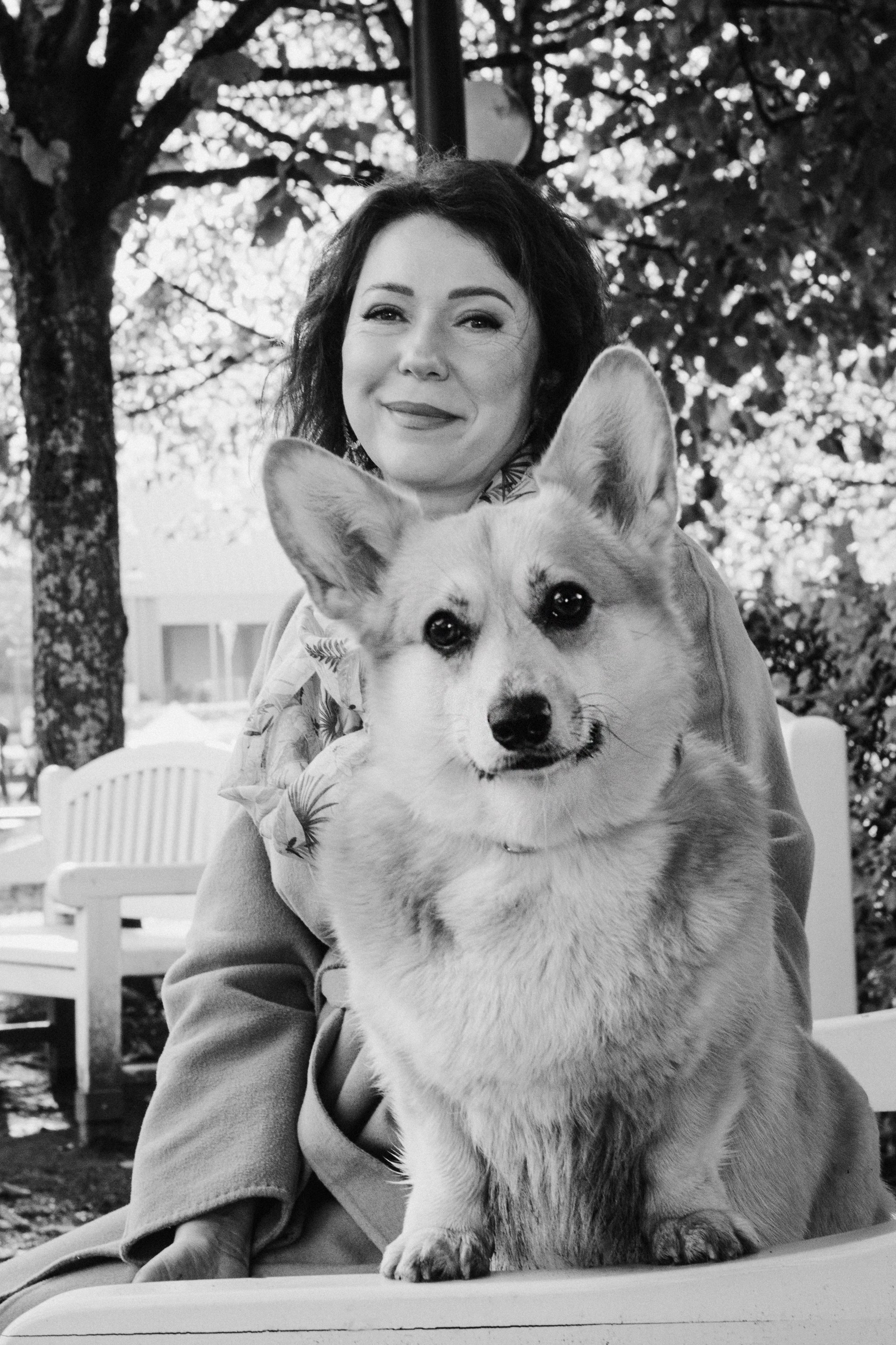 Irina and her Teffy, Pembroke Welsh Corgi. Kat Laisaar — Pet photographer in Tallinn