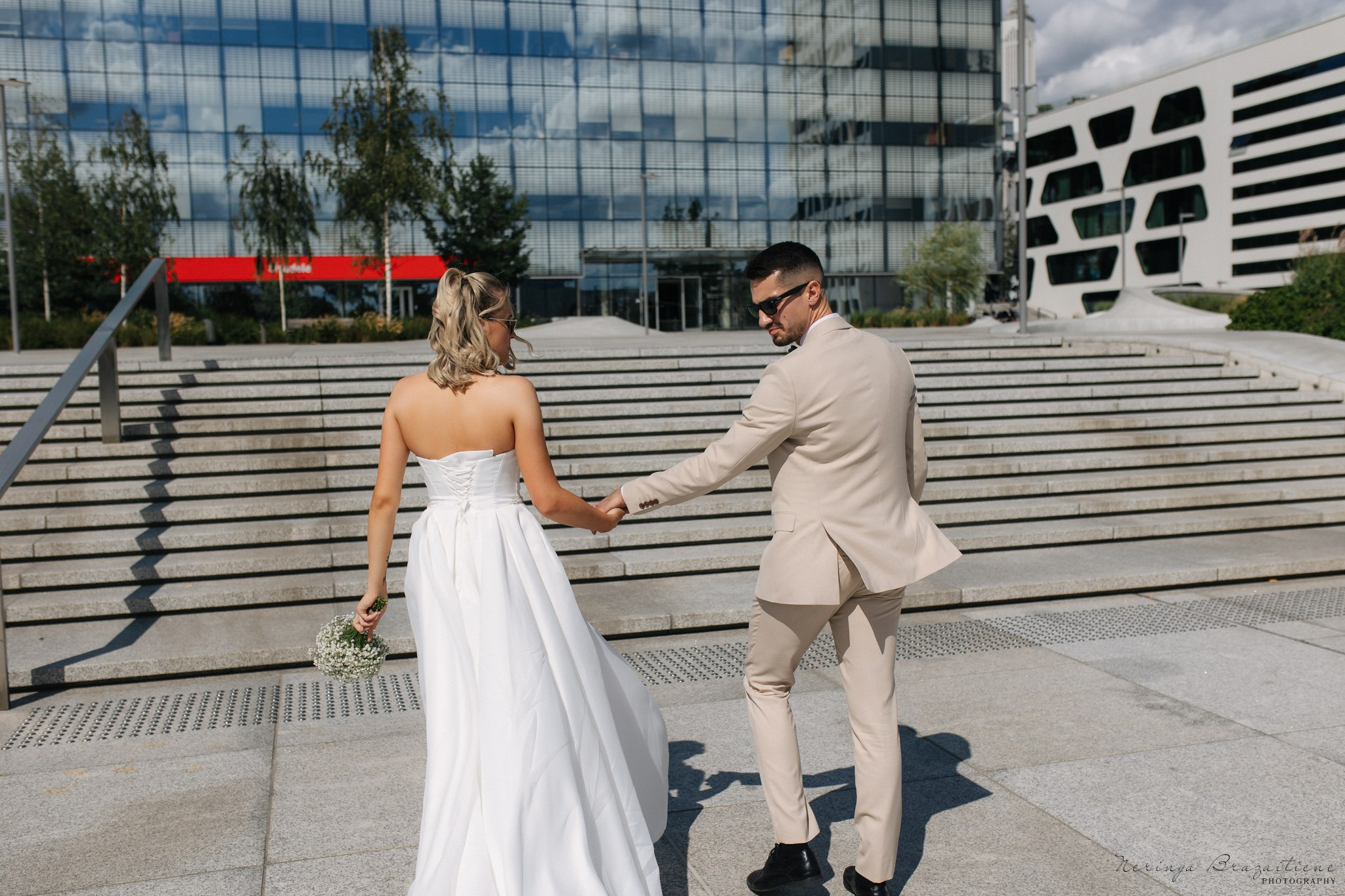 Vestuvinė fotosesija Kaune, Vienybės aikštėje, prie Lietuvos banko