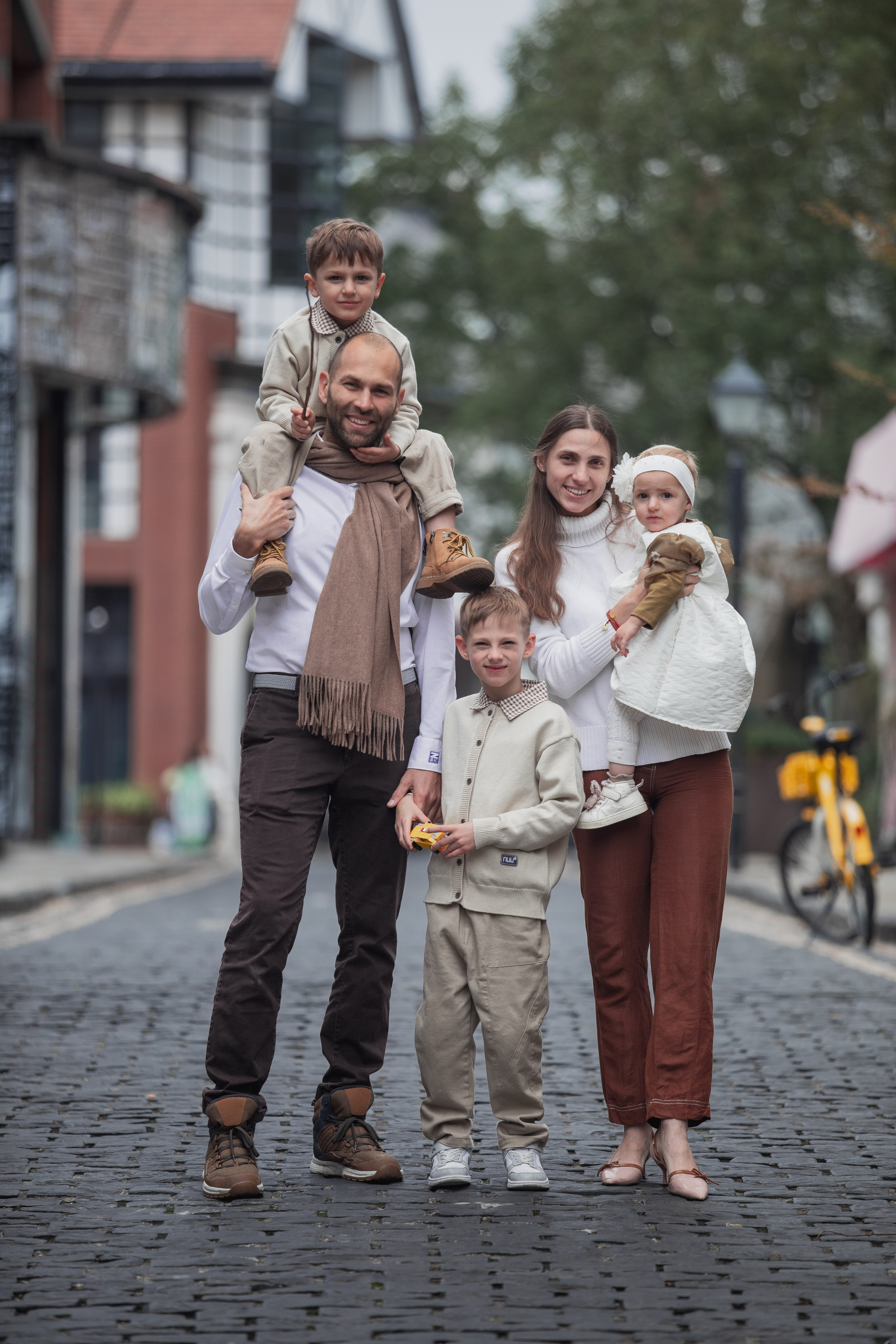 Family photoshoot in Temsa town, Shanghai. Photographer in Shanghai — Lola Pidluskaya