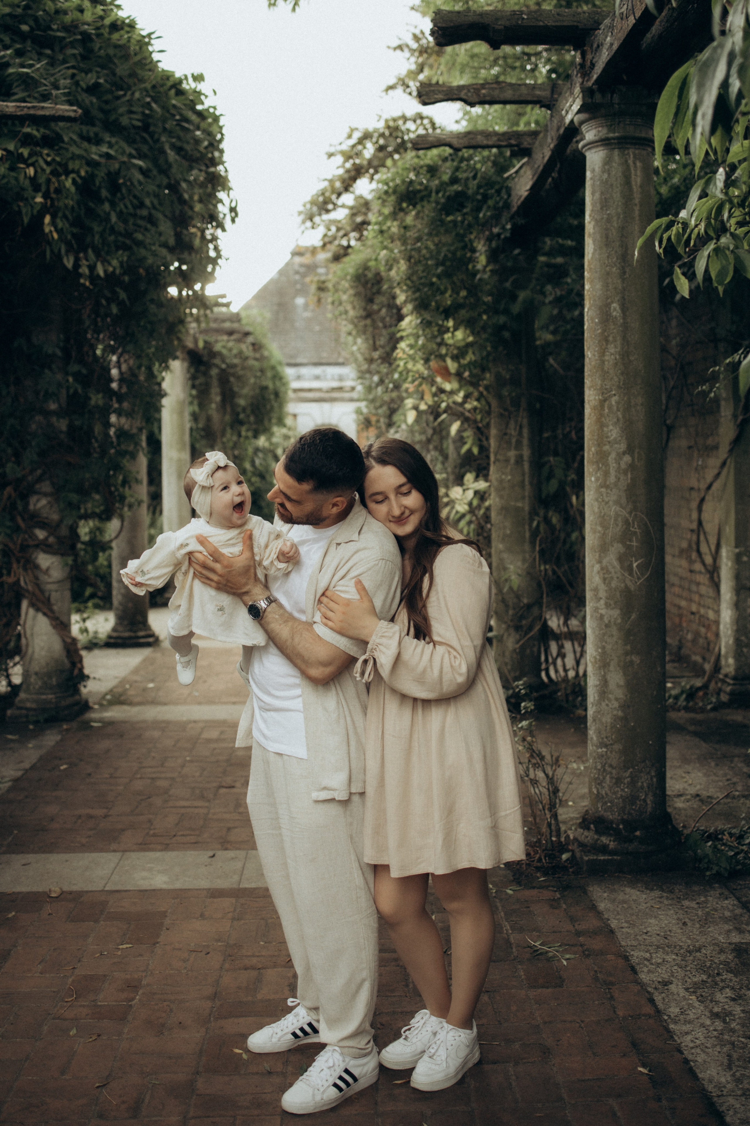 Pergola gardens. Photographer in Milton Keynes, Northampton & London — Wedding, Family & Portrait Photography