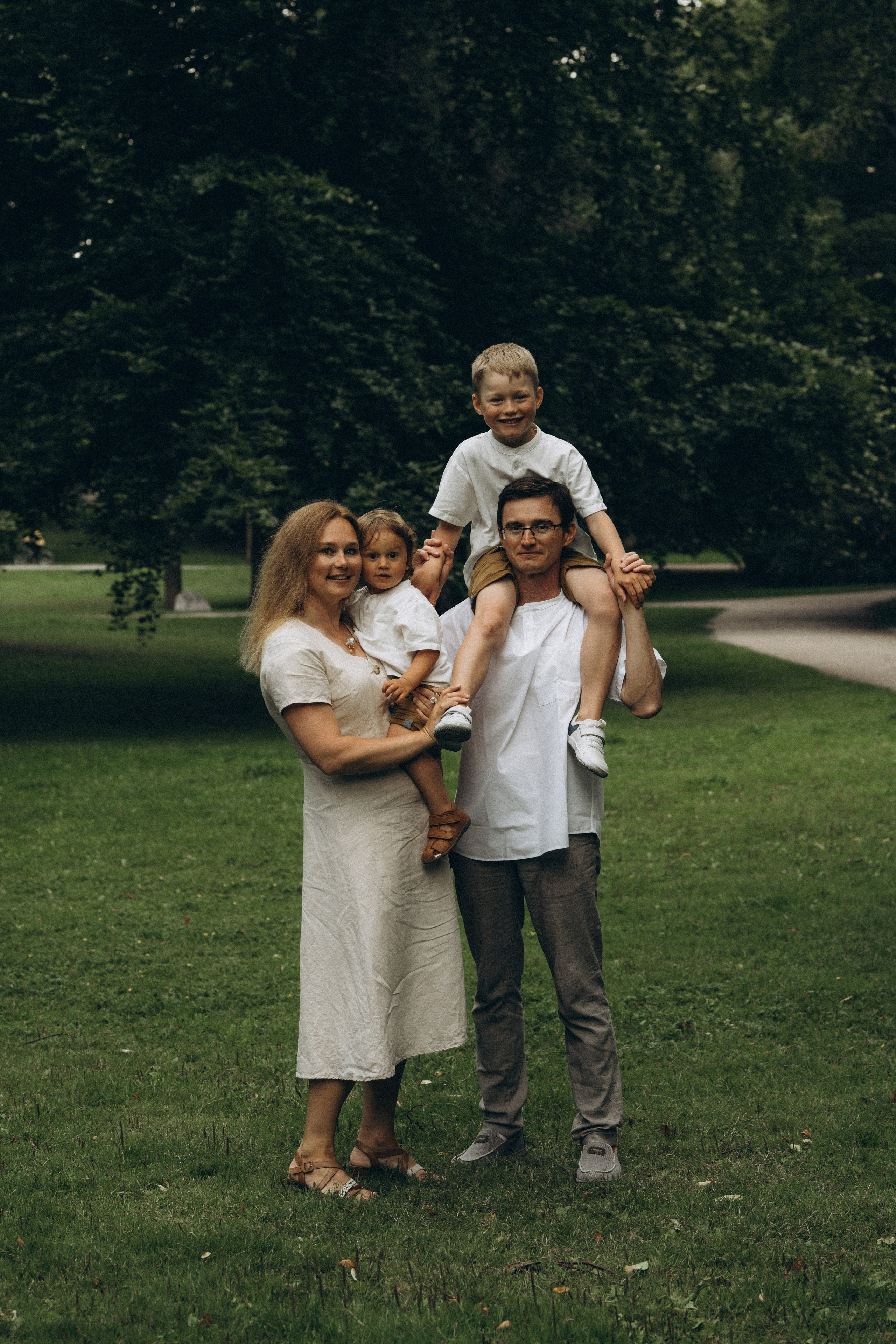 Kaivopuisto. Wedding and potrait photographer in Helsinki Vickan O