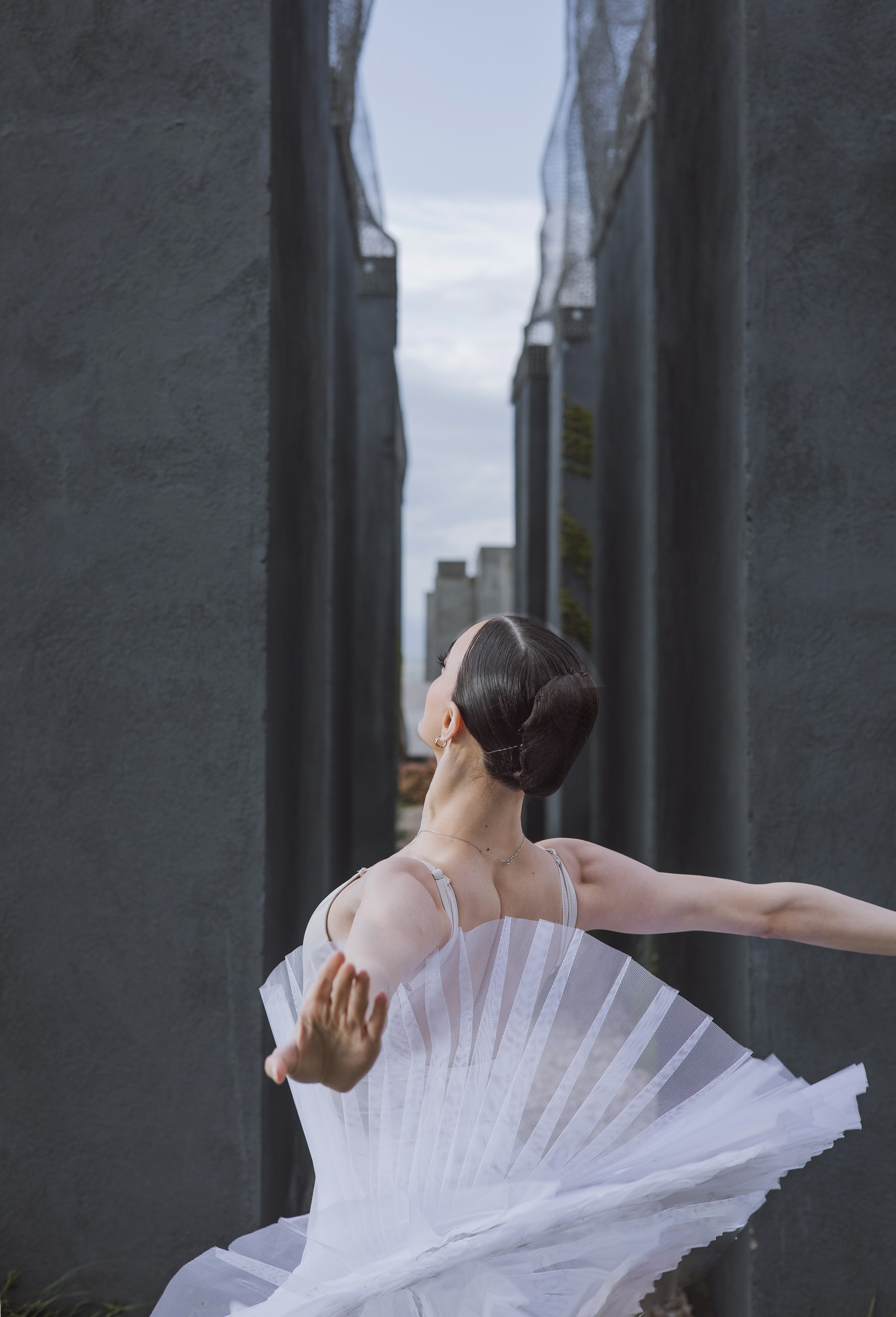 portrait fine art danseuse classique tutu noir architecture urbaine photographe Nantes Ani Torosyan