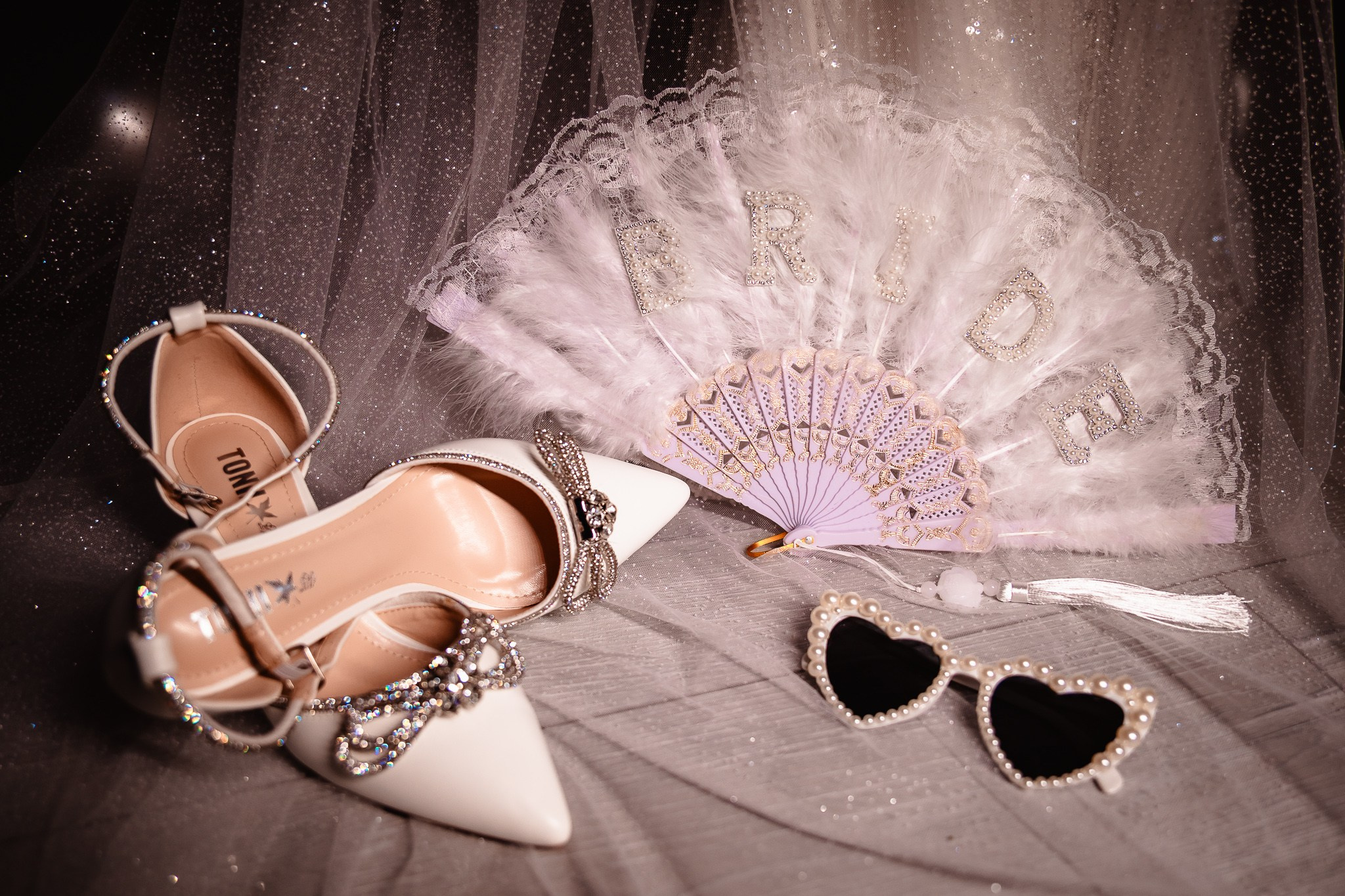 Detaliu cu accesoriile miresei...pantofi mireasa, ochelari bride, evantai bride