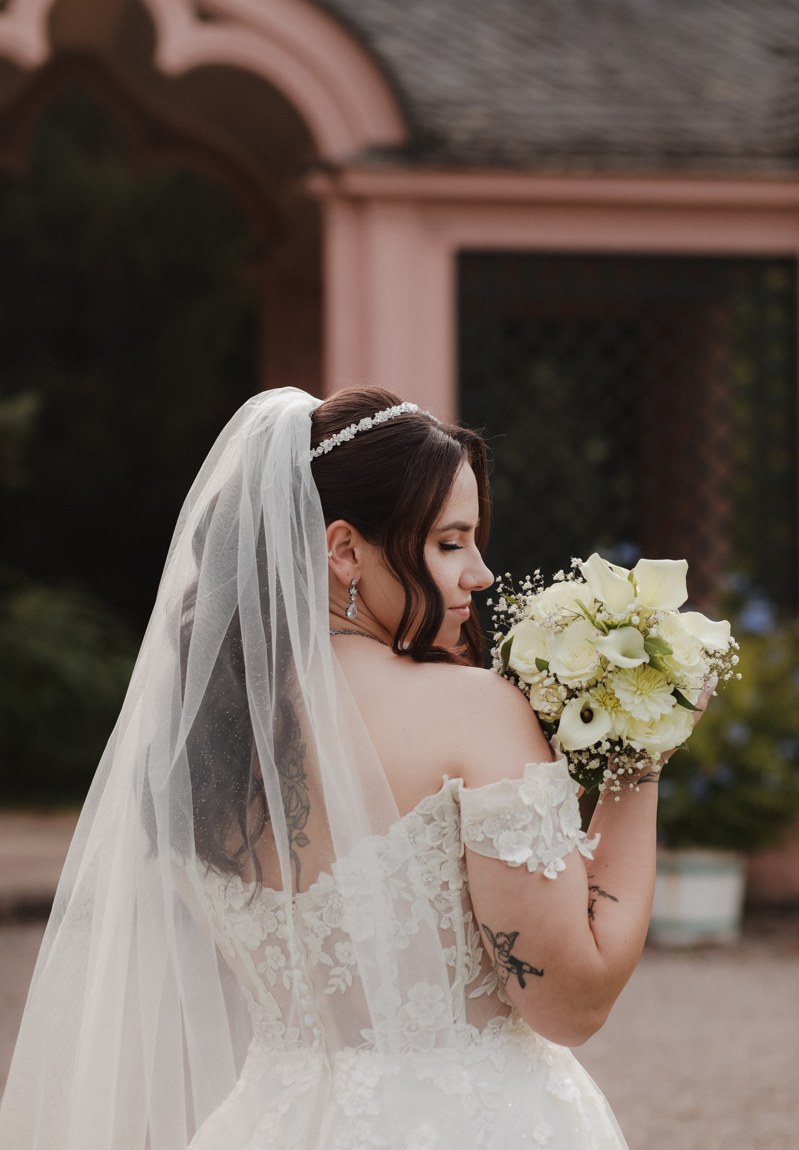 Braut und Bräutigam auf den Wegen des Schlossgartens – Paarshooting Schwetzingen