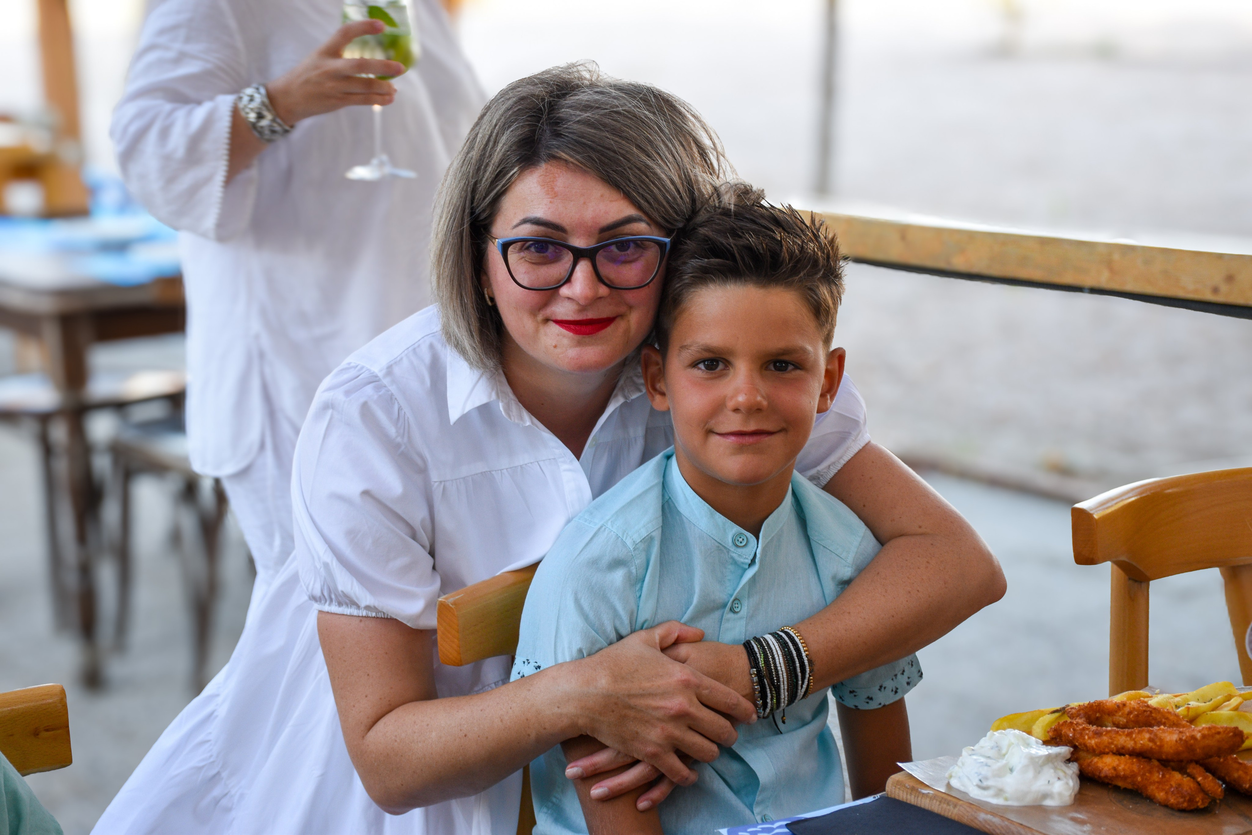 mamica fericita cu copilul la aniversare