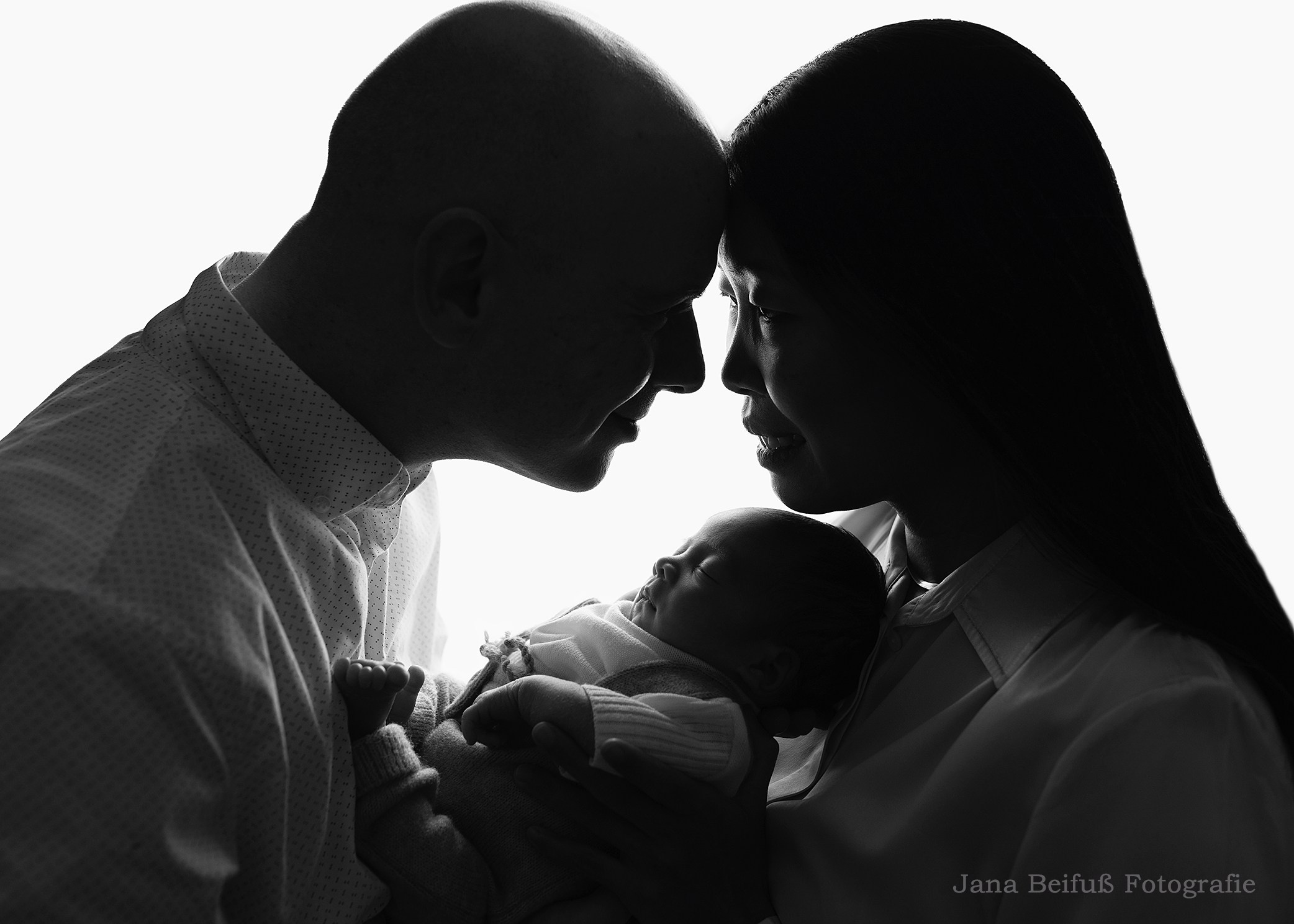 Eltern halten Baby in den Armen-Familienfotografie Weißenhorn - Ulm 