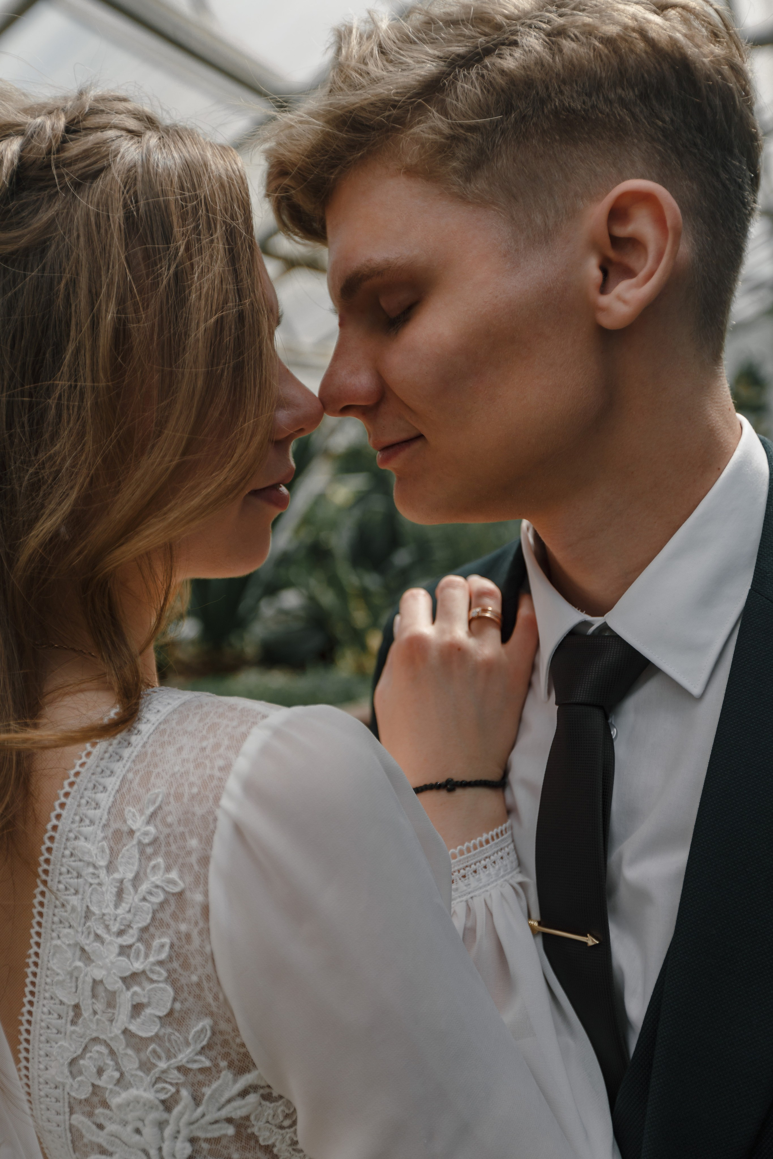 Novia y novio atrevidos con el telón de fondo de un auto viejo. Fotógrafo de retrato, familia y reportajes en Valencia | España | Europa Vitalii Lumier