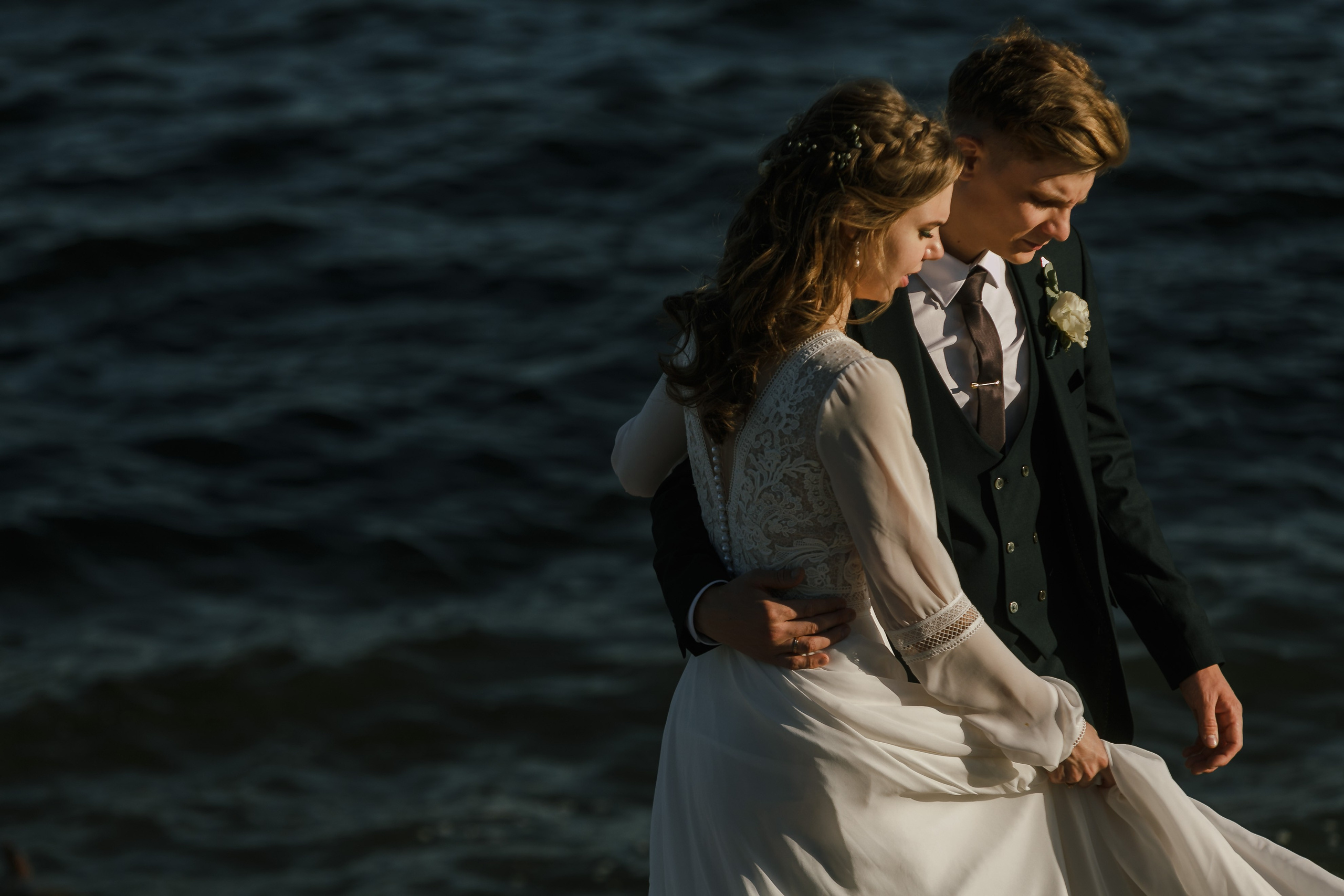 Novia y novio atrevidos con el telón de fondo de un auto viejo. Fotógrafo de retrato, familia y reportajes en Valencia | España | Europa Vitalii Lumier