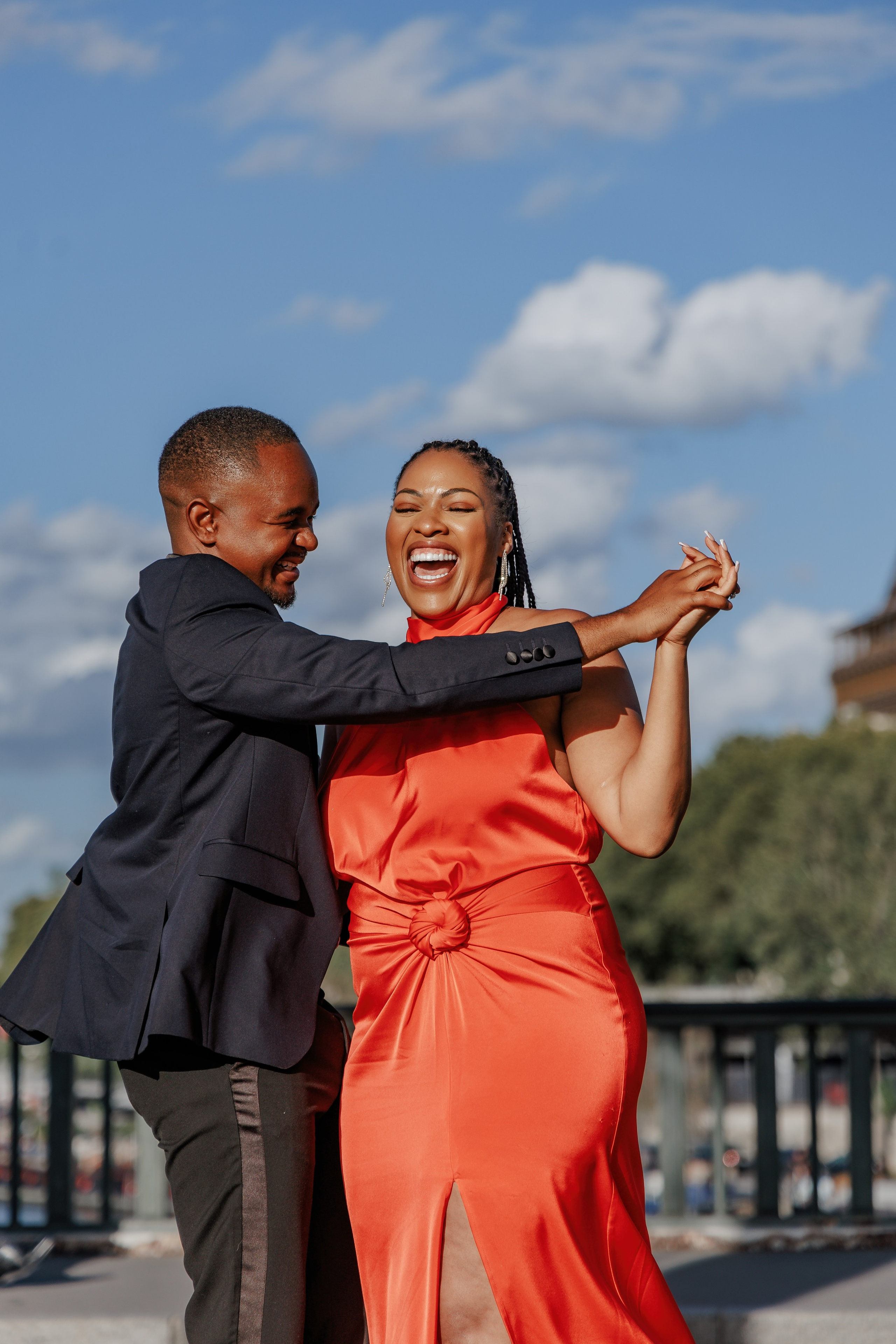 Bir-Hakeim Bridge in Paris — The Iconic Location for Luxury Proposal & Elopement Photography. Photographe à Paris
