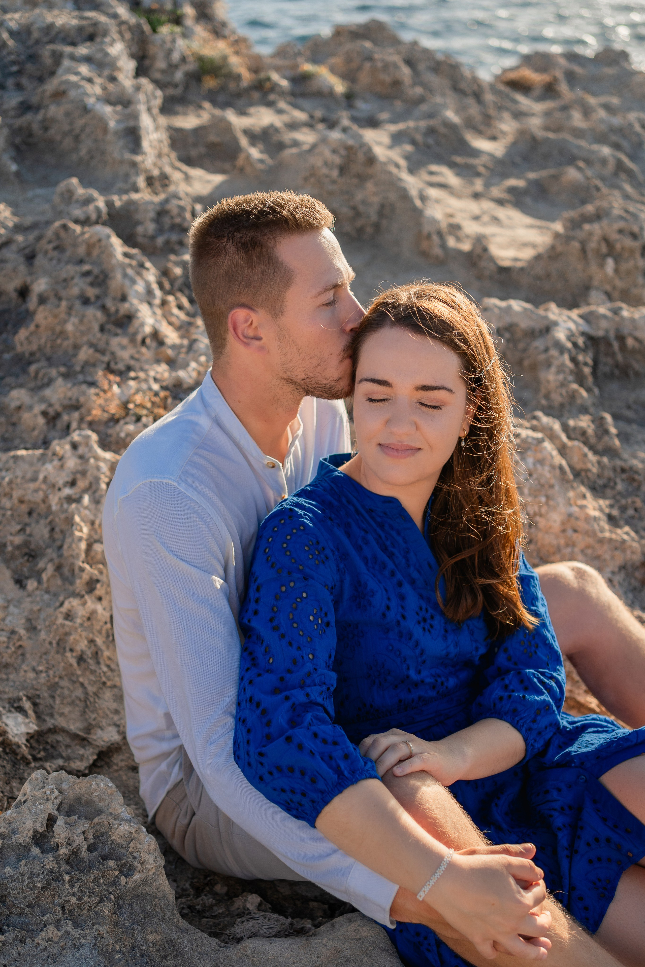 Romantischer Heiratsantrag auf Mallorca – Überraschung am Meer. Deine Fotografin auf Mallorca für Familien und Business