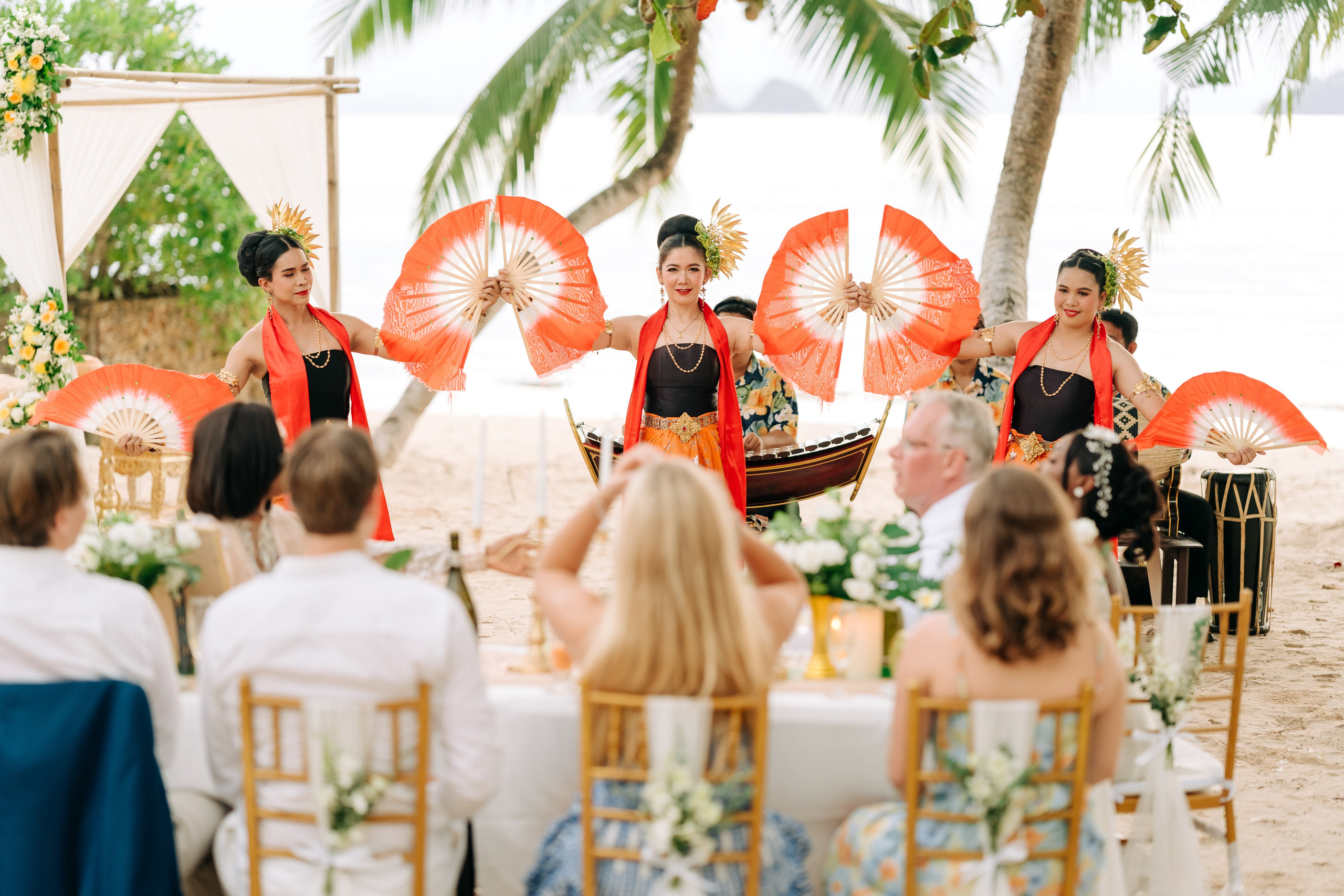 With guests. Буддийская свадебная церемония на Самуи, Таиланд