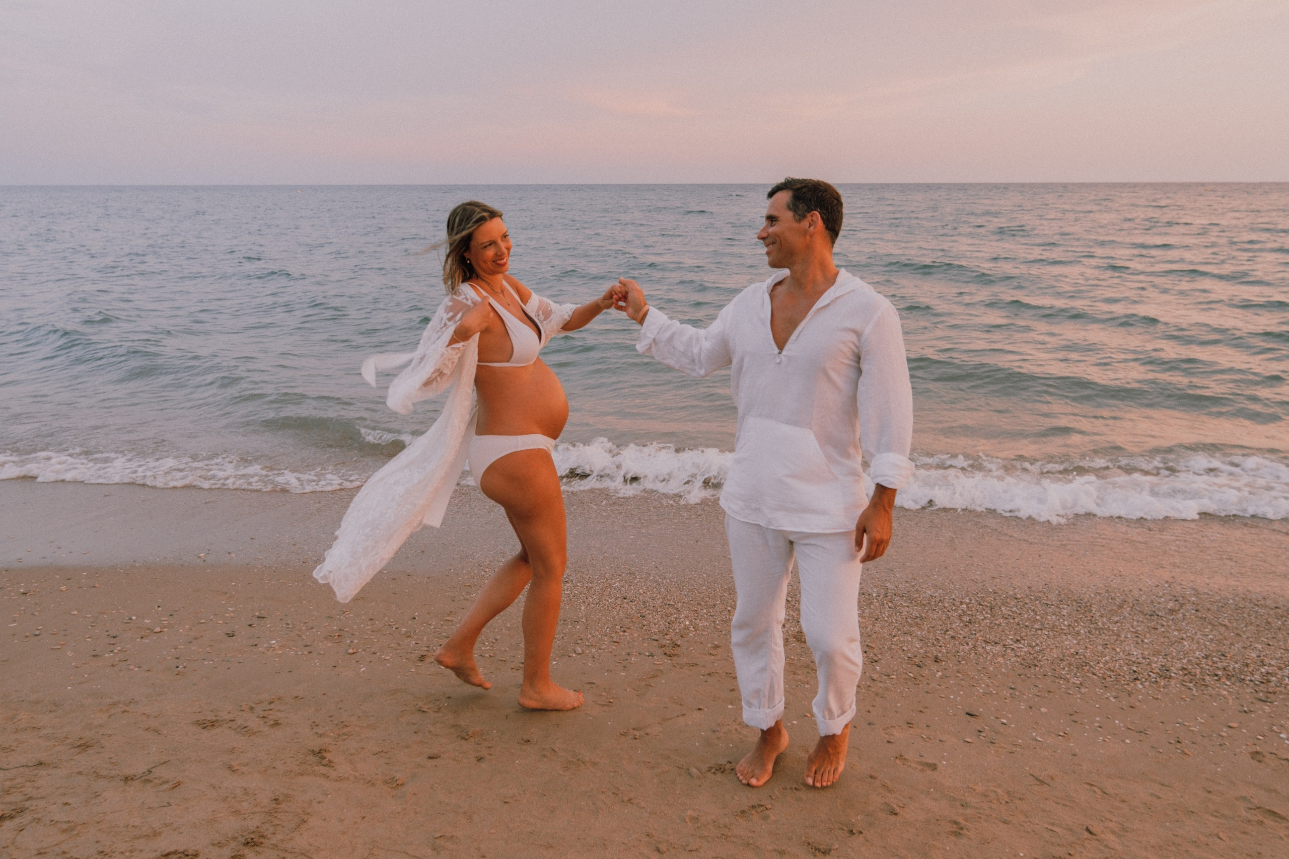 Sesión embarazo en la playa. Fotografía profesional en Calafell - Elena Medvedeva