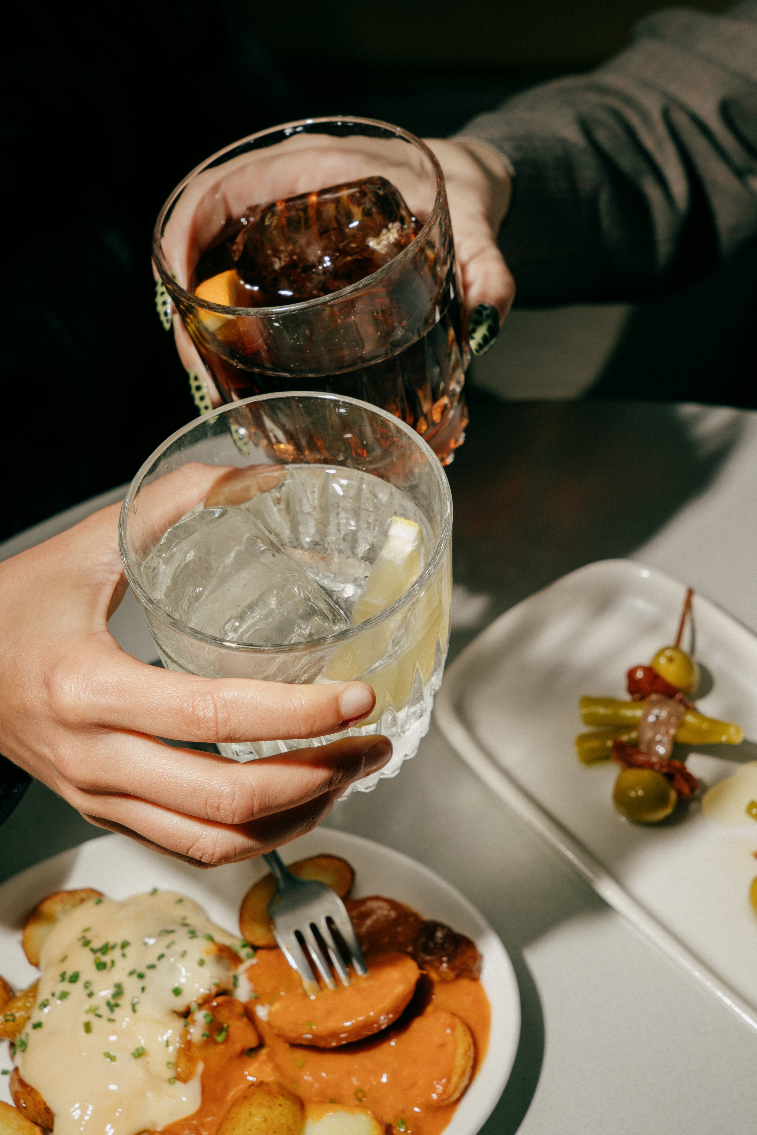 Comida de empresa de Navidad con varios platos compartidos en restaurante de Barcelona.