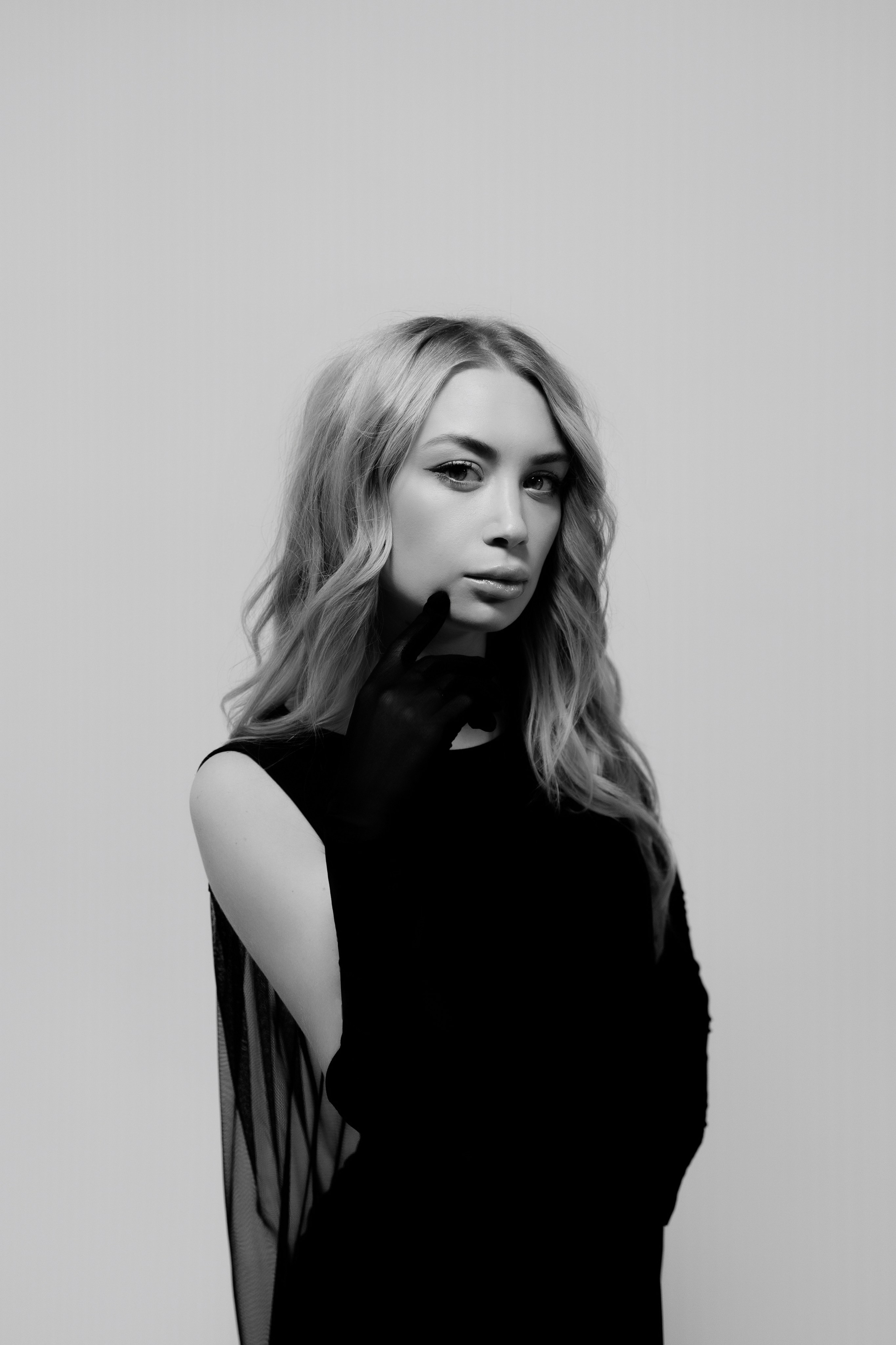 Modern Elegance. Studio Portrait Session. Red & Black Fashion Aesthetic. Kristina Kozheltsova- Soulful Portrait&Lifestyle&Love Story Photographer in Leipzig, Germany