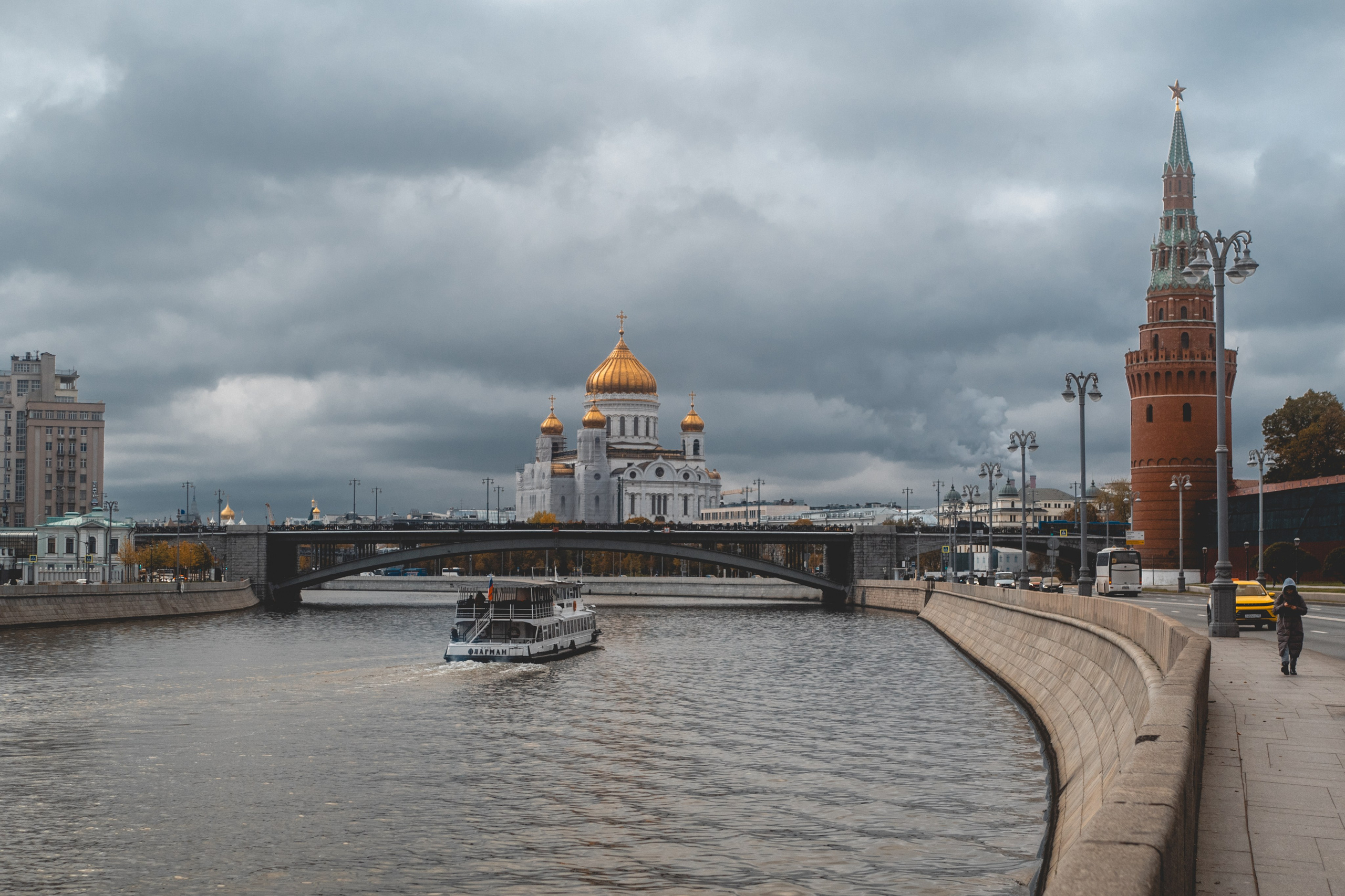 Moscou, une promenade vers Parc « Zaryadye » longeant Moskva-Reka. Photographe sur Cote d’Azur. Portraits de familles, couples, enfants, événements