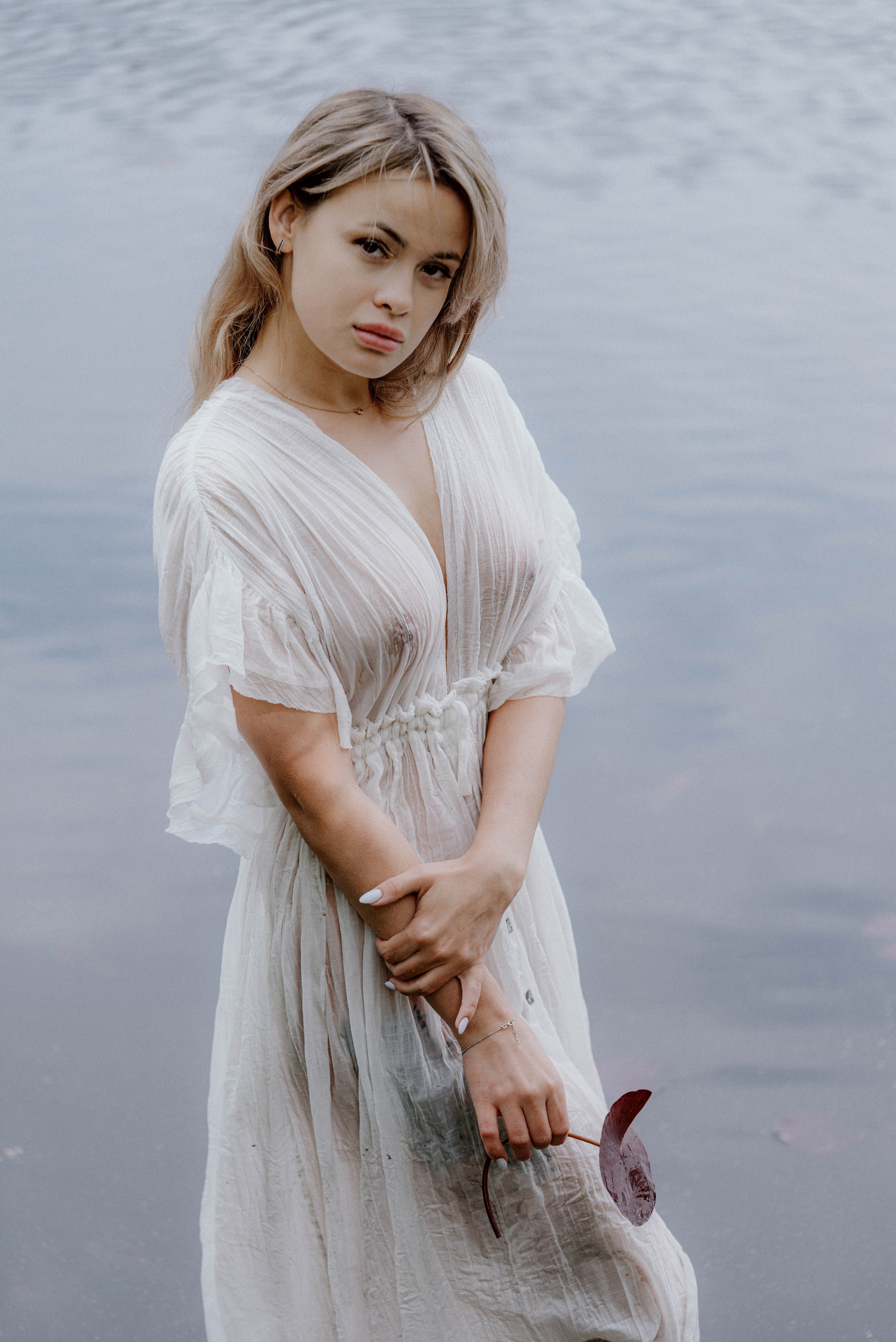 Julia in the pond. M Atelier | Art Portraits