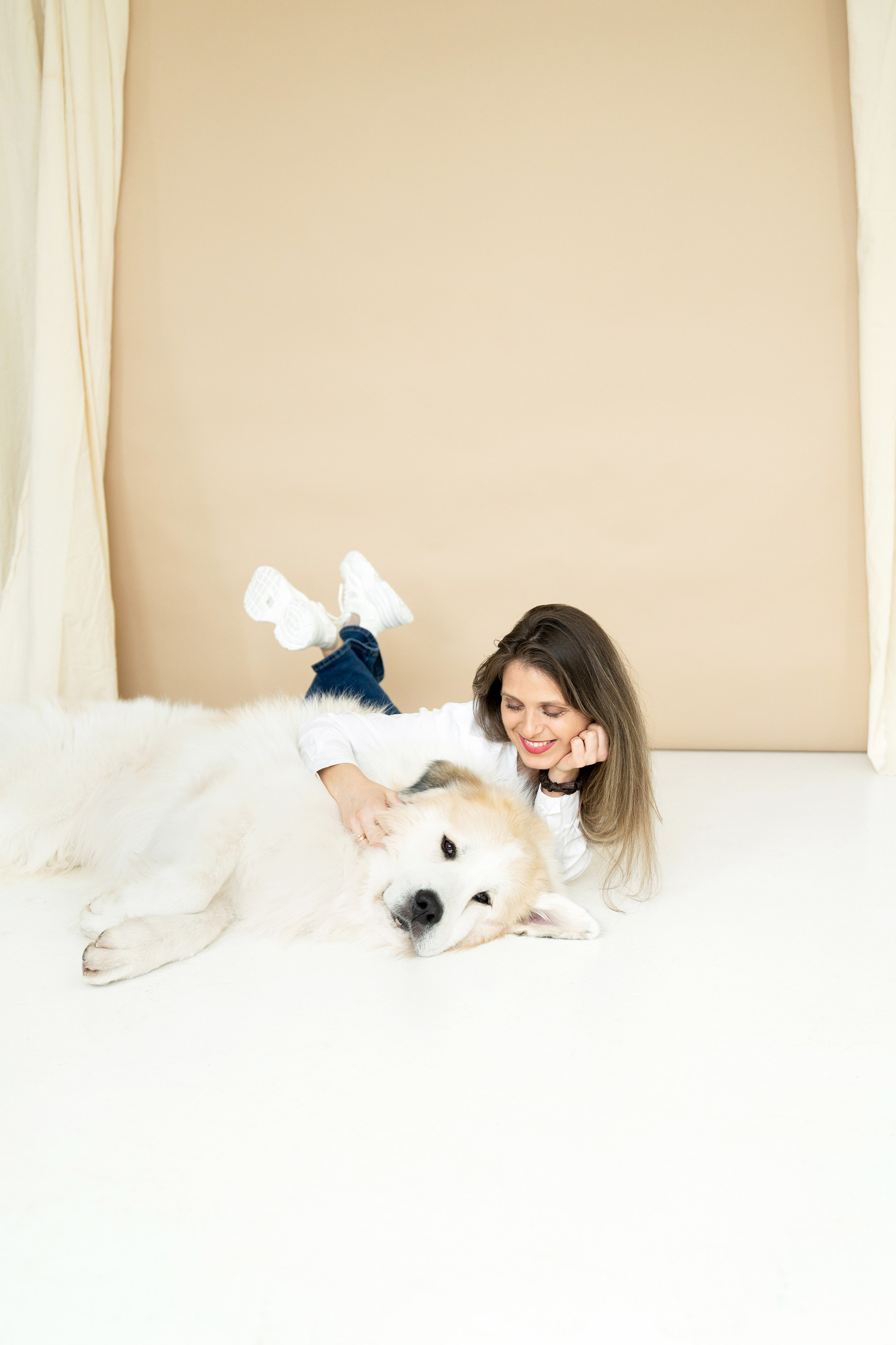 Poros ir jų šuns fotosesija studijoje Vilniuje. Vita Klimaševska ○ Fluffy Soulmate Photography