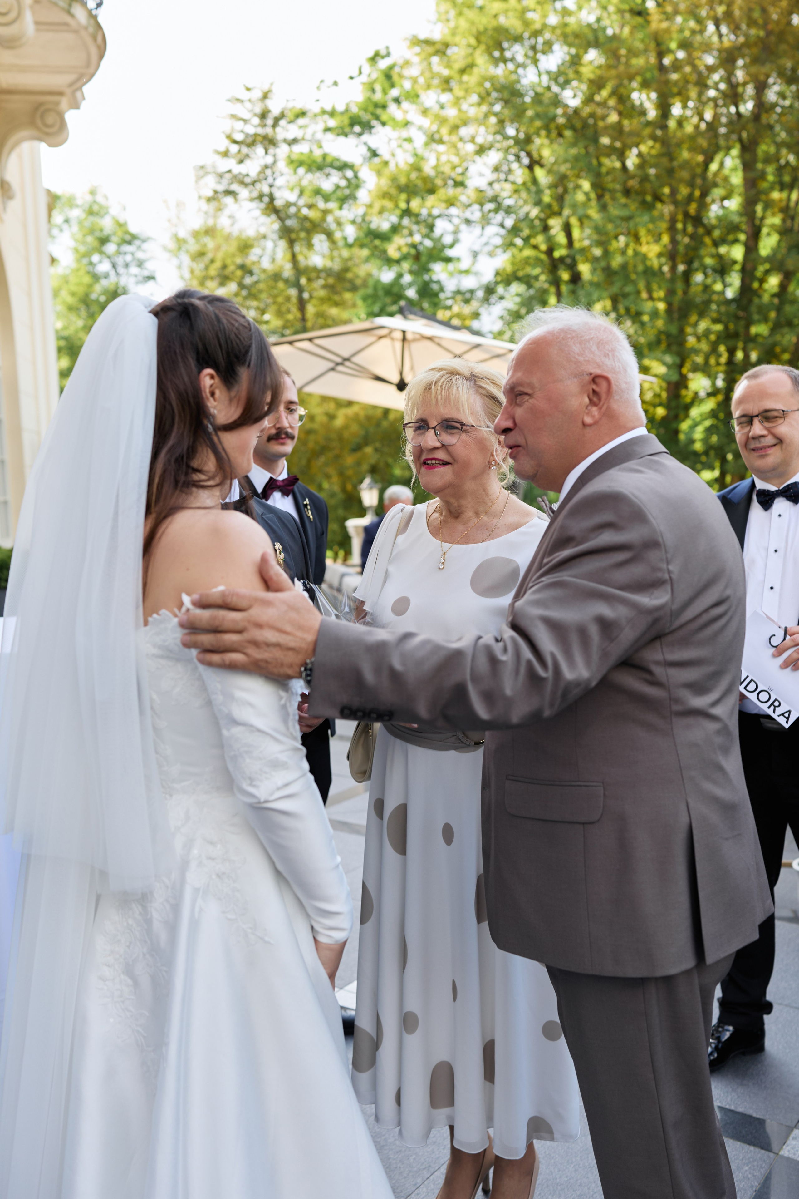 Wiktoria & Kacper. Pałac Goetz. Fotograf ślubny i rodzinny w Krakowie Yana Klymova
