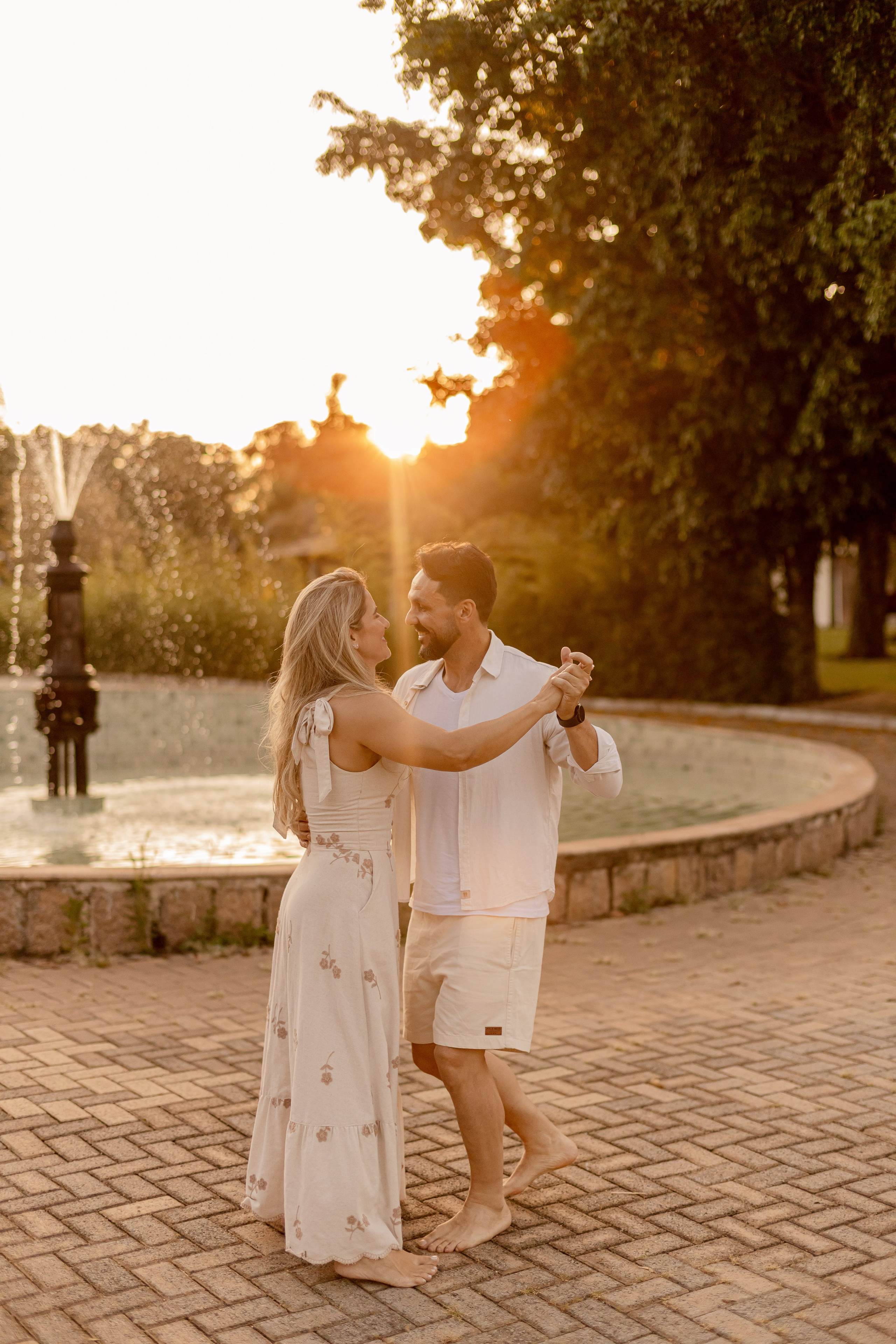 Ensaio Pré-Wedding no Interior Paulista com Lago, Areia e Pôr do Sol | Studio Melk. Tela cheia
