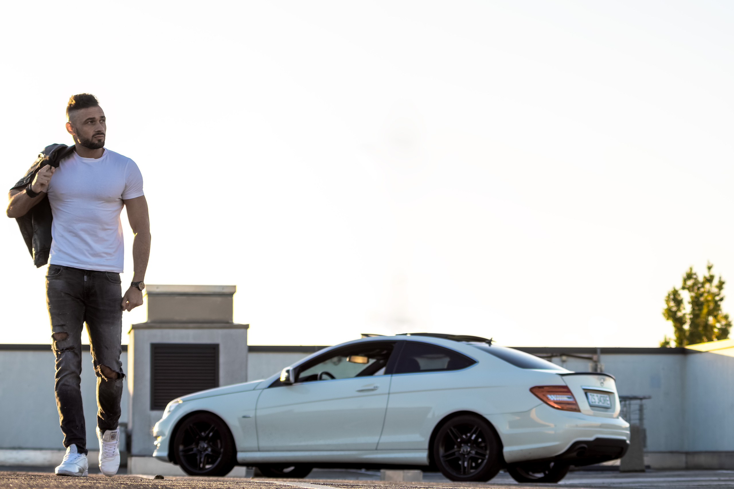 Business portrait Olka z mersedesem. Rodzinny i weselny fotograf w Szczecinie, Dennis