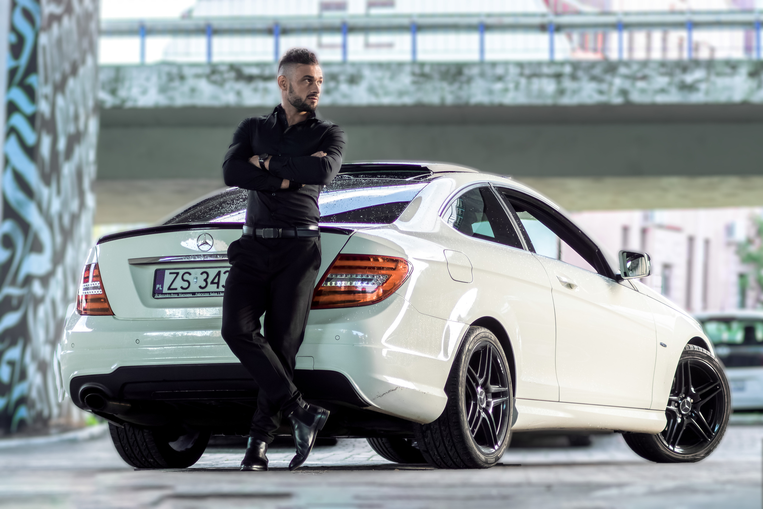 Business portrait Olka z mersedesem. Rodzinny i weselny fotograf w Szczecinie, Dennis