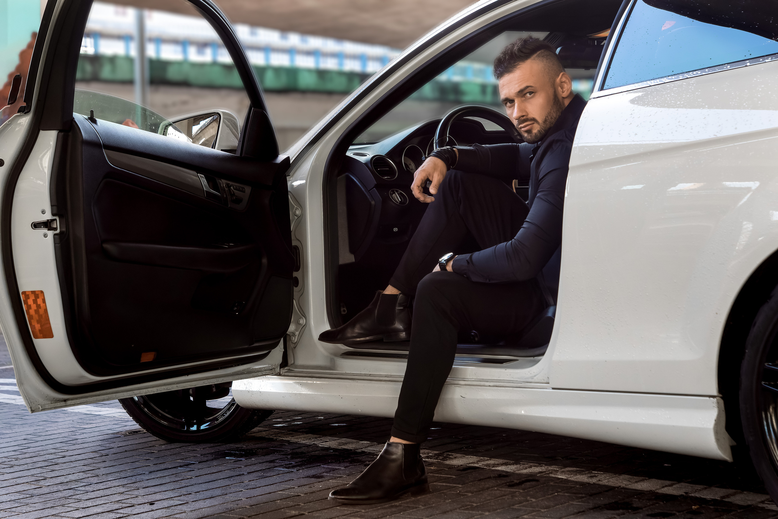 Business portrait Olka z mersedesem. Rodzinny i weselny fotograf w Szczecinie, Dennis