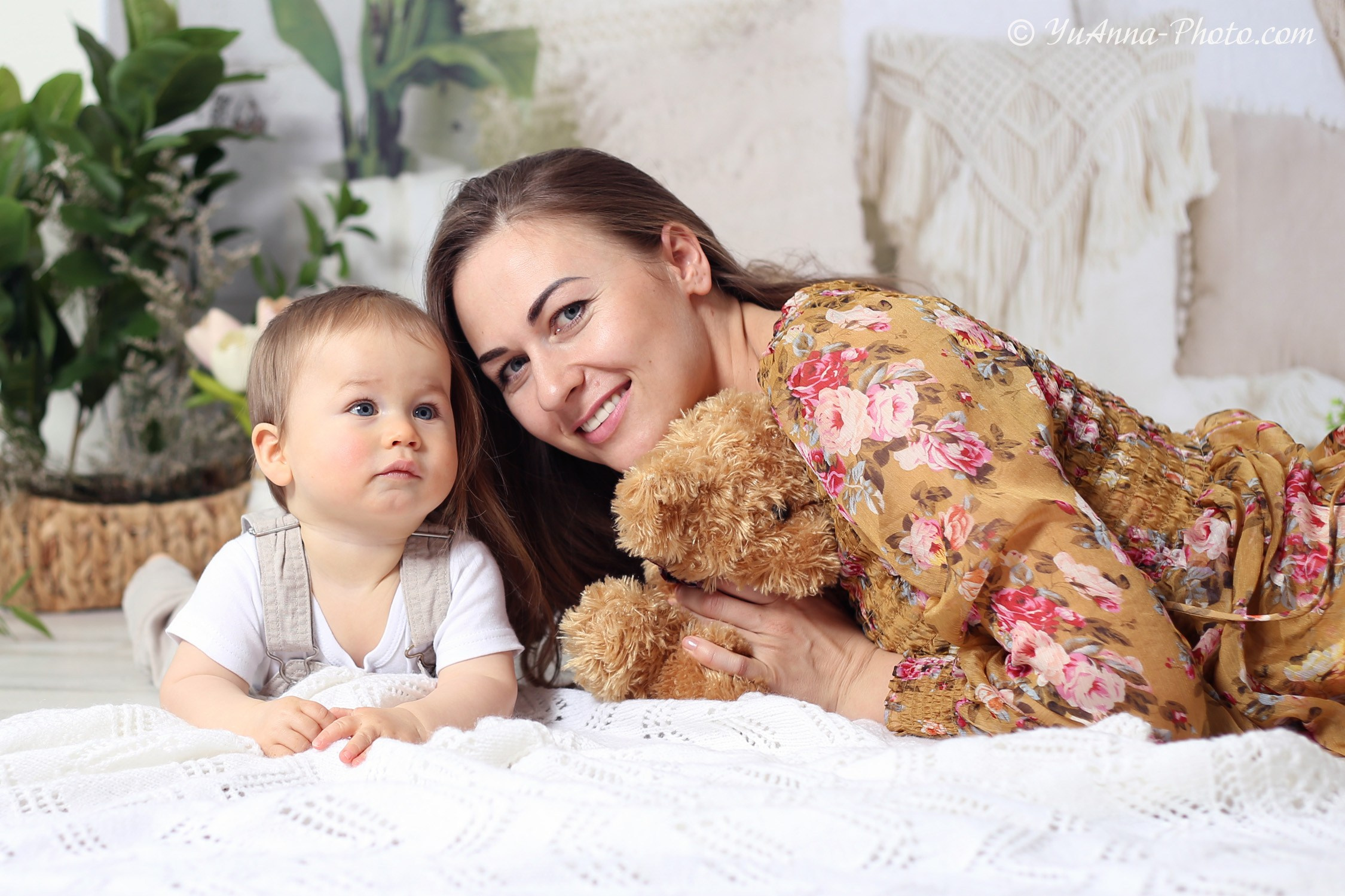 STUDIO Photoshoot. YuAnna studio. Family & Kids Photographer in Seattle area, located in