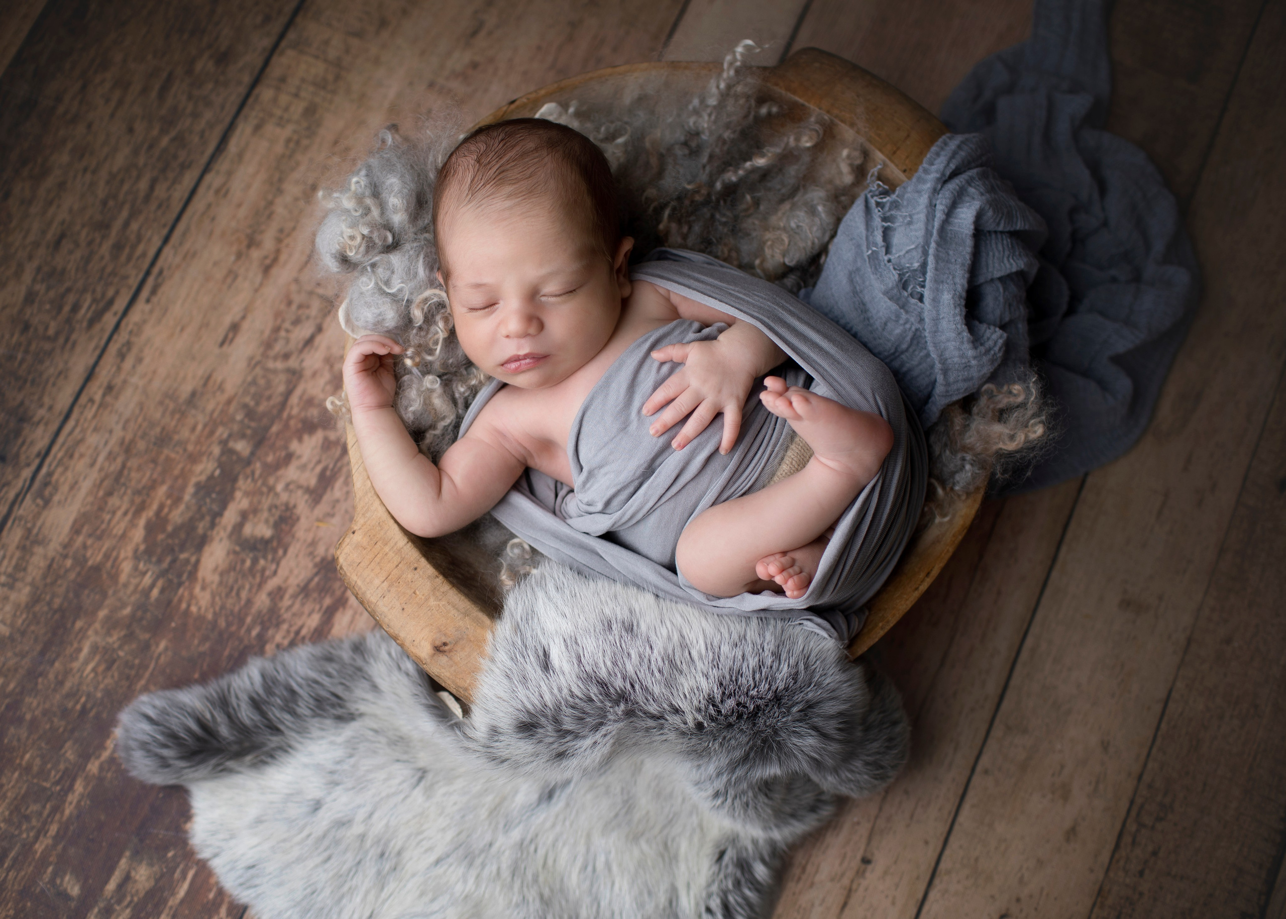 Mamma och bebis delar ett ögonblick av närhet, ett fotografi full av värme.