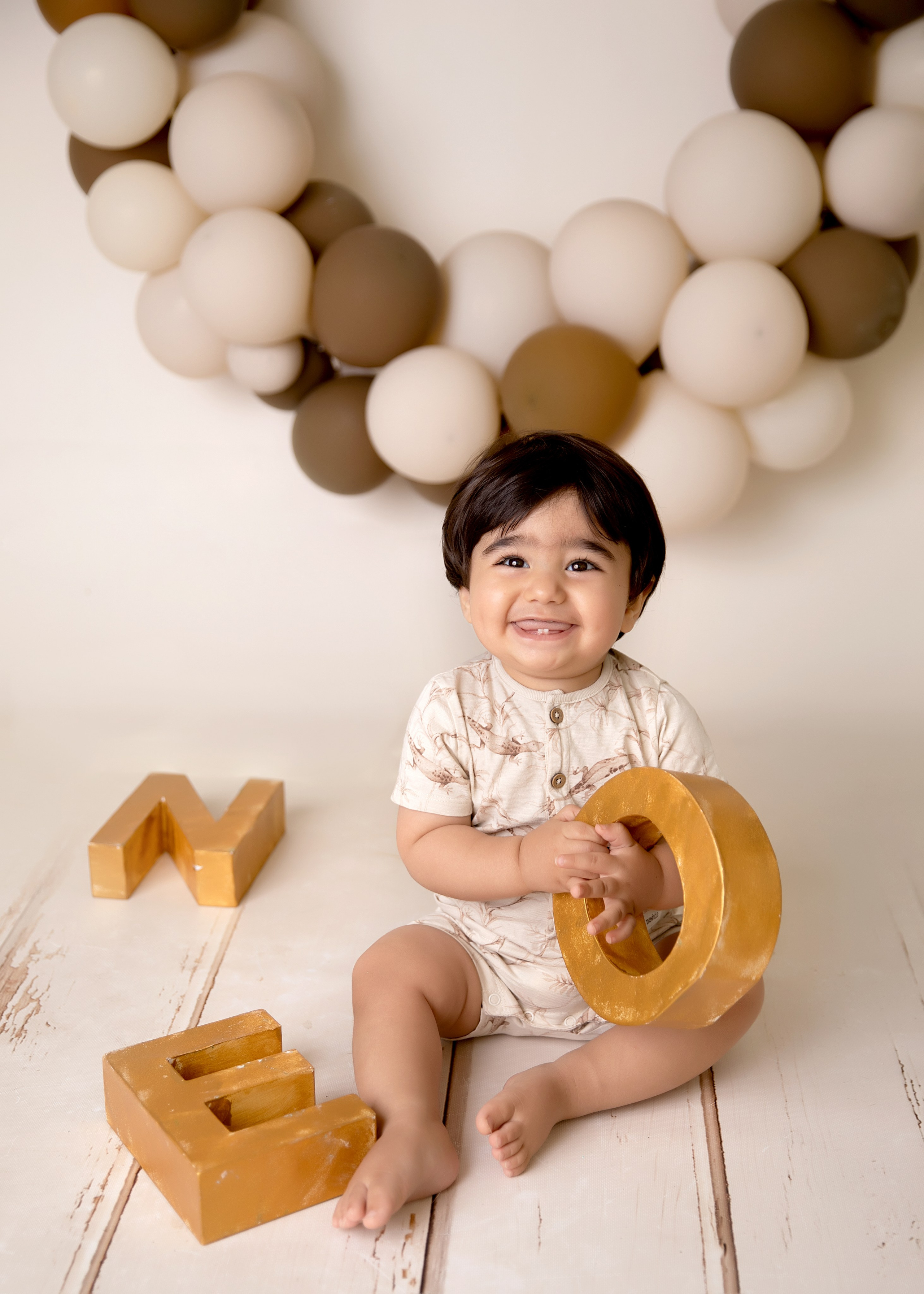 Dokumentera ditt barns första års lycka med en rolig och festlig fotografering som hyllar deras födelsedag och utveckling.