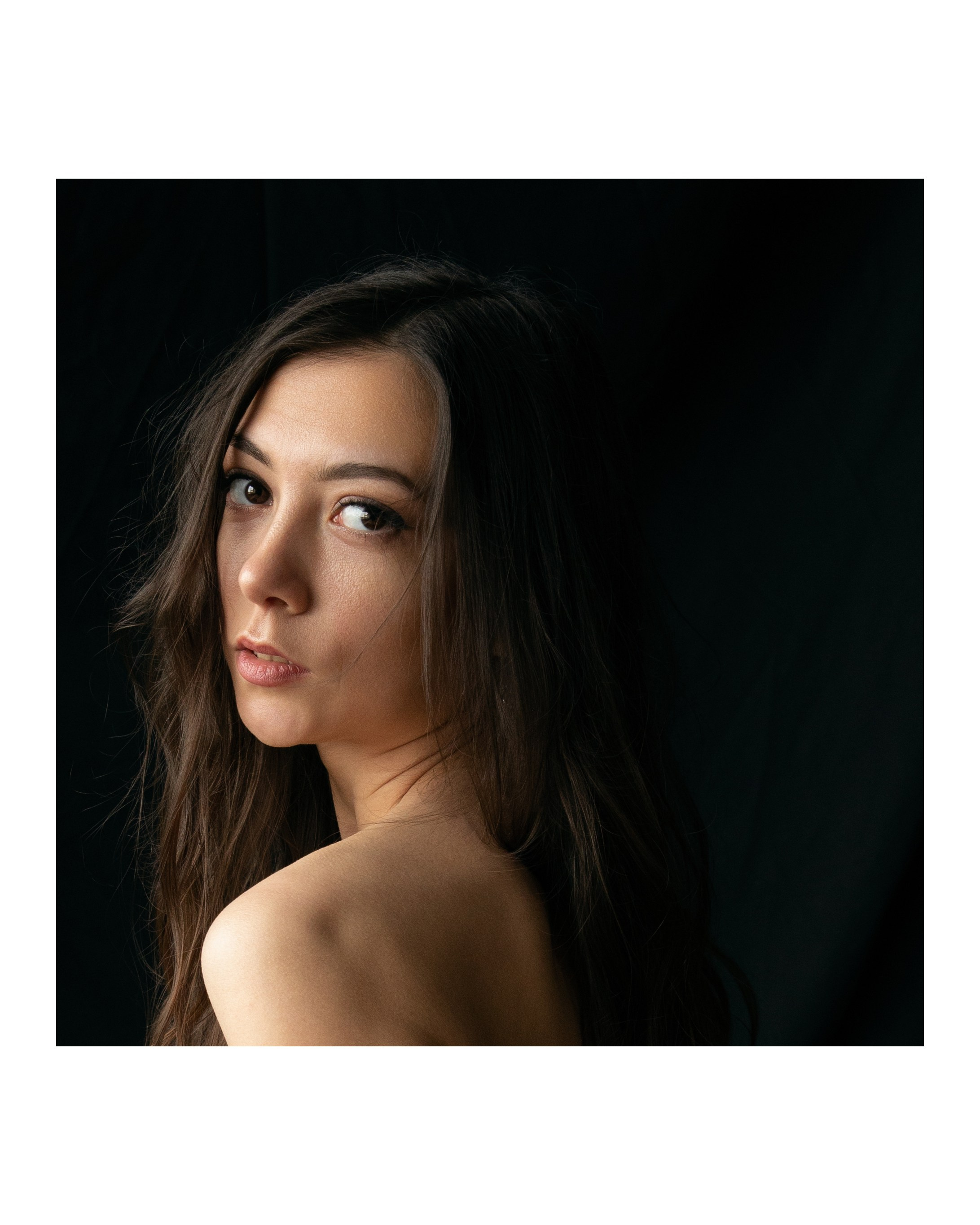 Nahaufnahme Porträt einer Frau über Schulter blickend