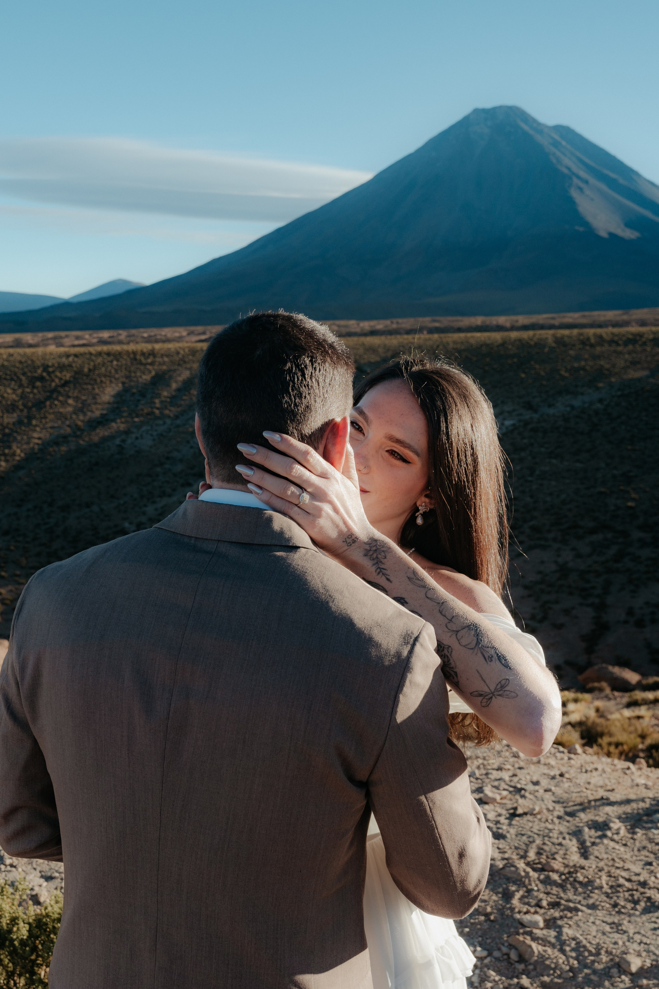 Pre-wedding no mirante do vulcão Licancabur. Photographer in San Pedro de Atacama