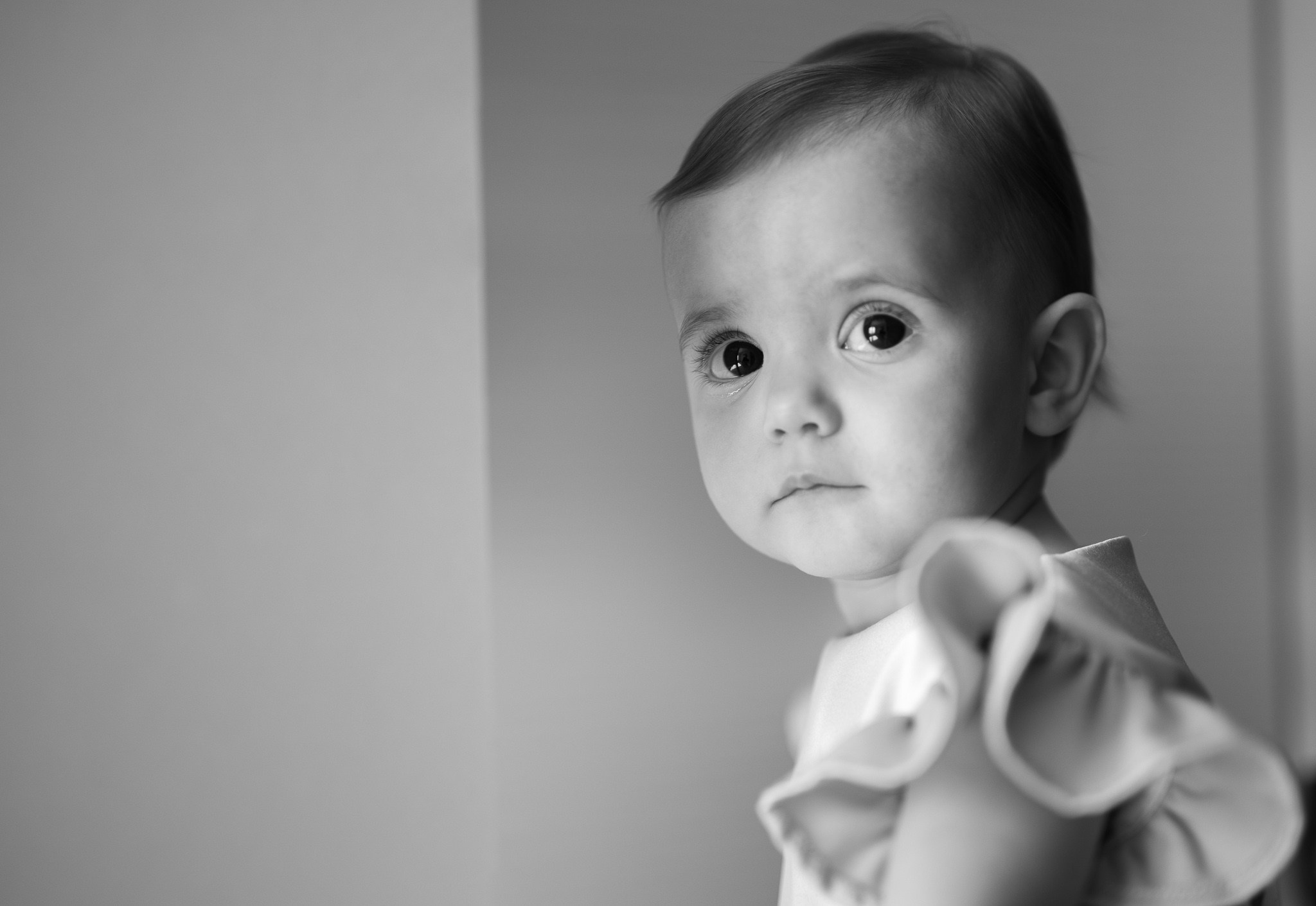 crno beli portret devojcice sa krupnim i sanjivim ocima